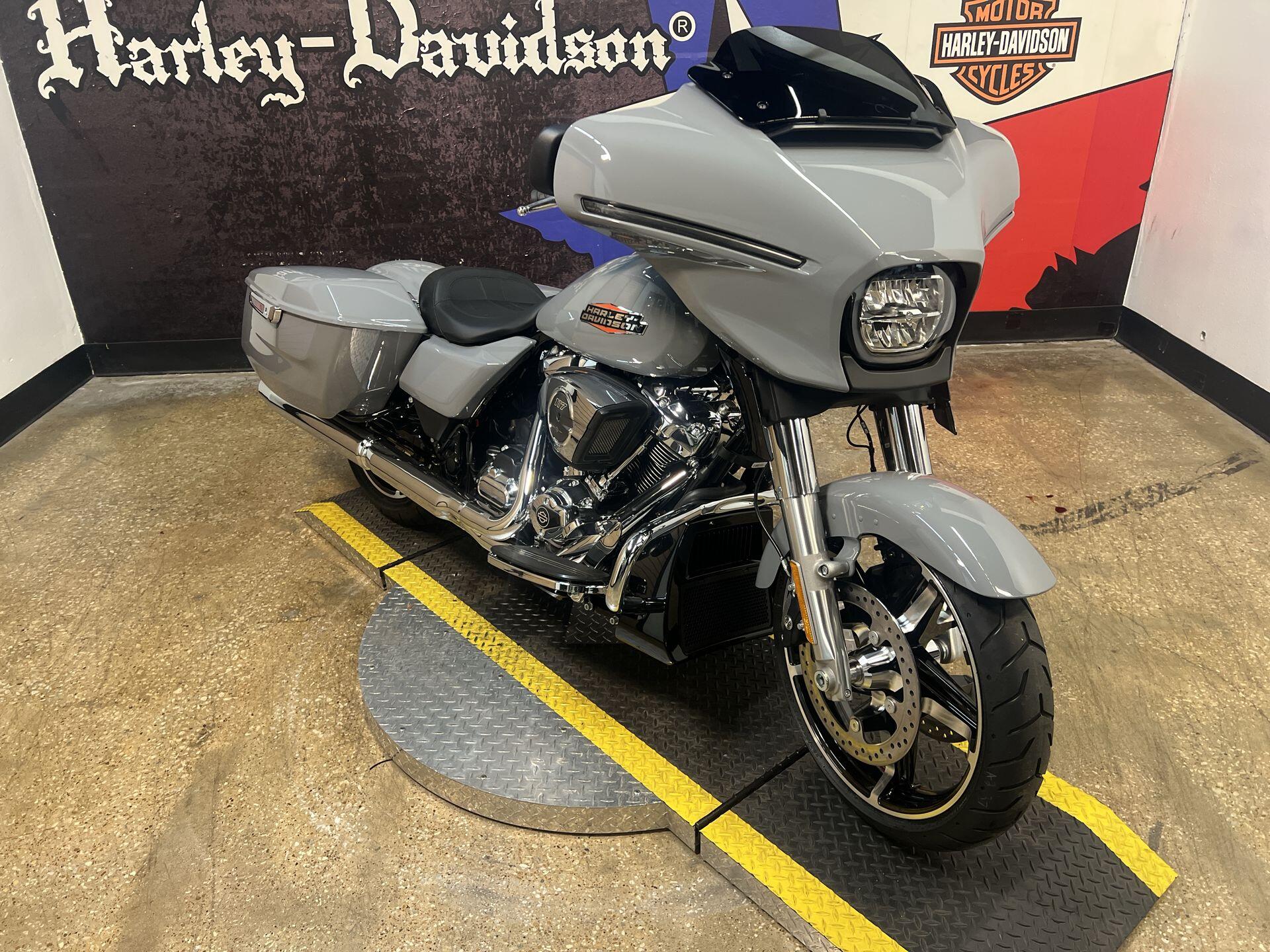 2026 Harley-Davidson® Street Glide® FLHX, photo 6