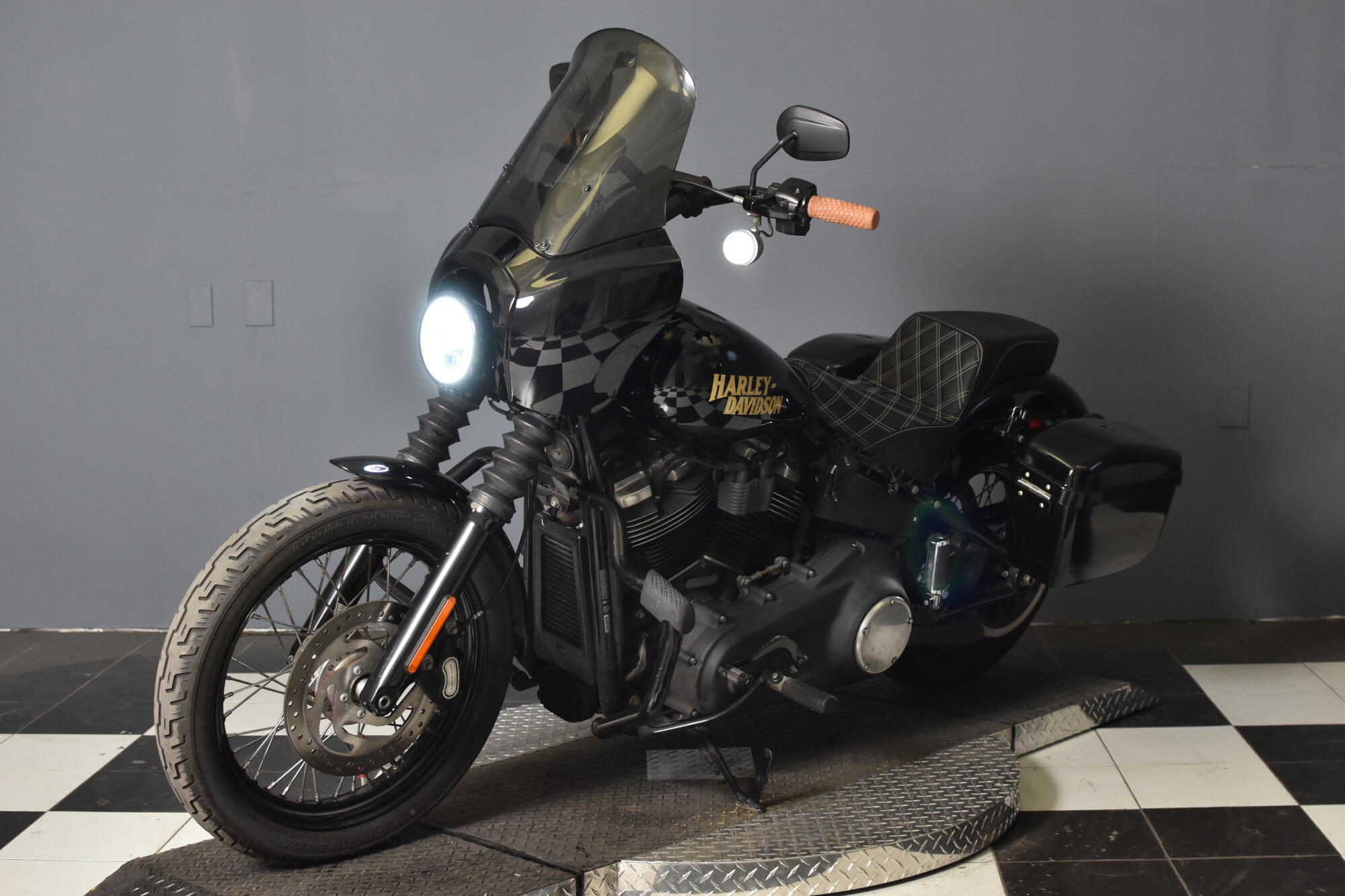 2019 Harley-Davidson® Street Bob® Vivid Black FXBB, photo 4