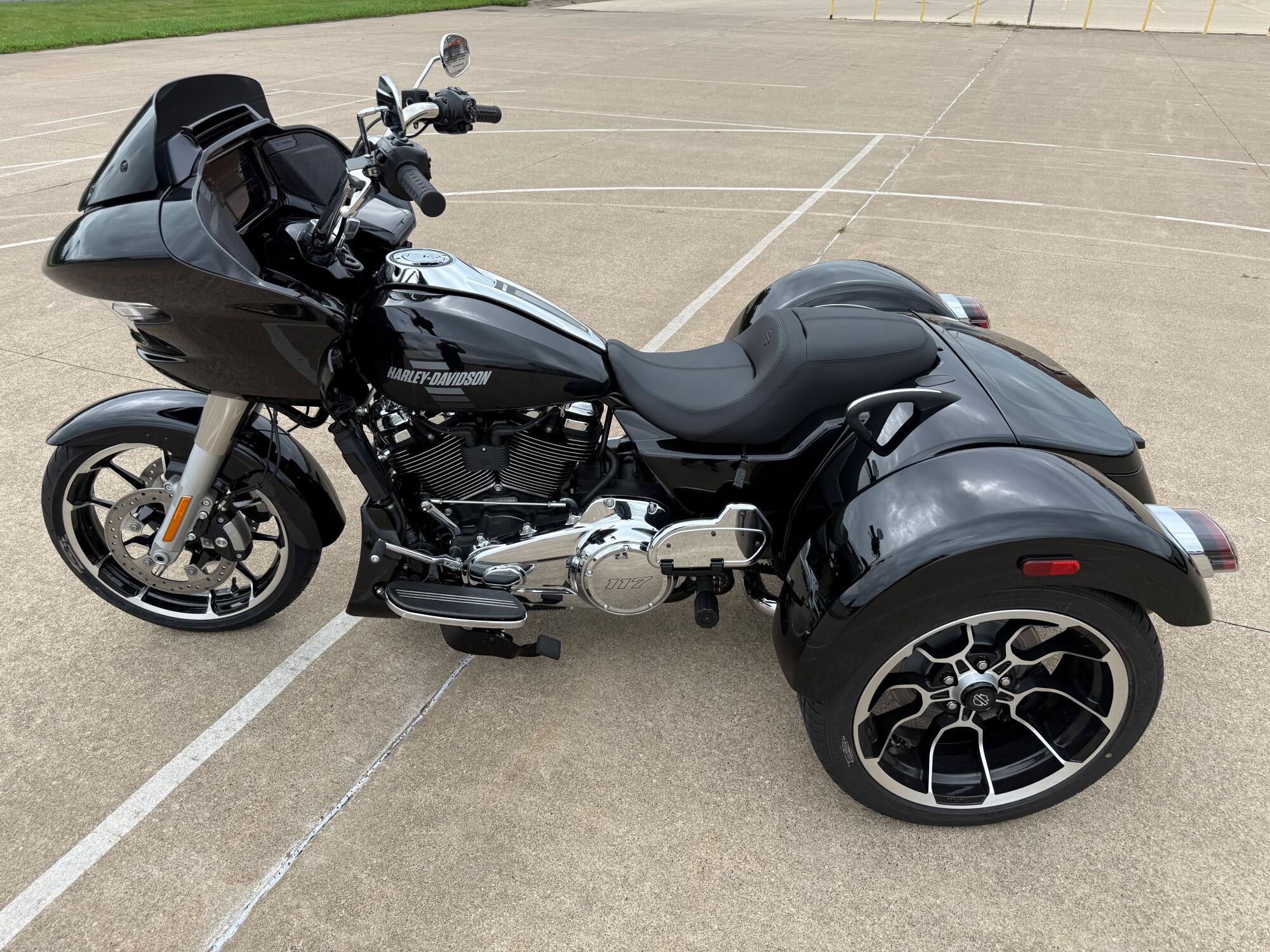 2026 Harley-Davidson® Road Glide 3 Vivid Black, photo 9