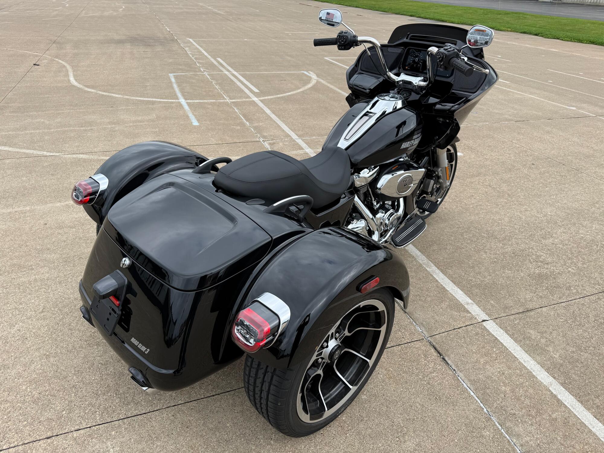 2026 Harley-Davidson® Road Glide 3 Vivid Black, photo 12