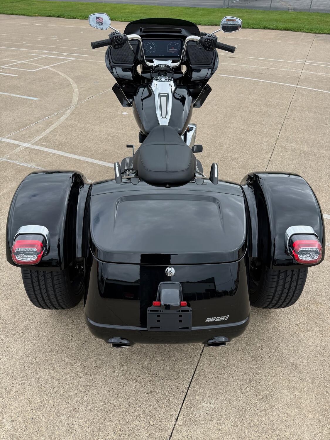 2026 Harley-Davidson® Road Glide 3 Vivid Black, photo 11