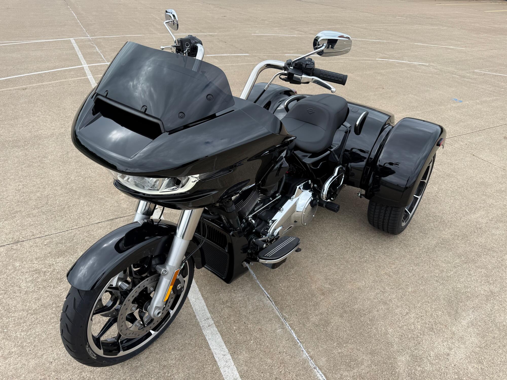 2026 Harley-Davidson® Road Glide 3 Vivid Black, photo 8