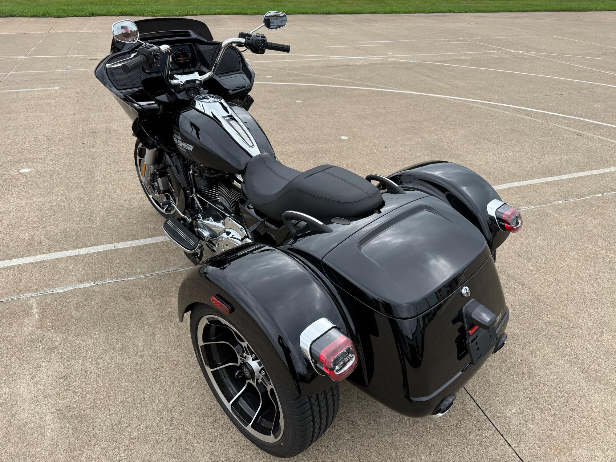 2026 Harley-Davidson® Road Glide 3 Vivid Black, photo 10