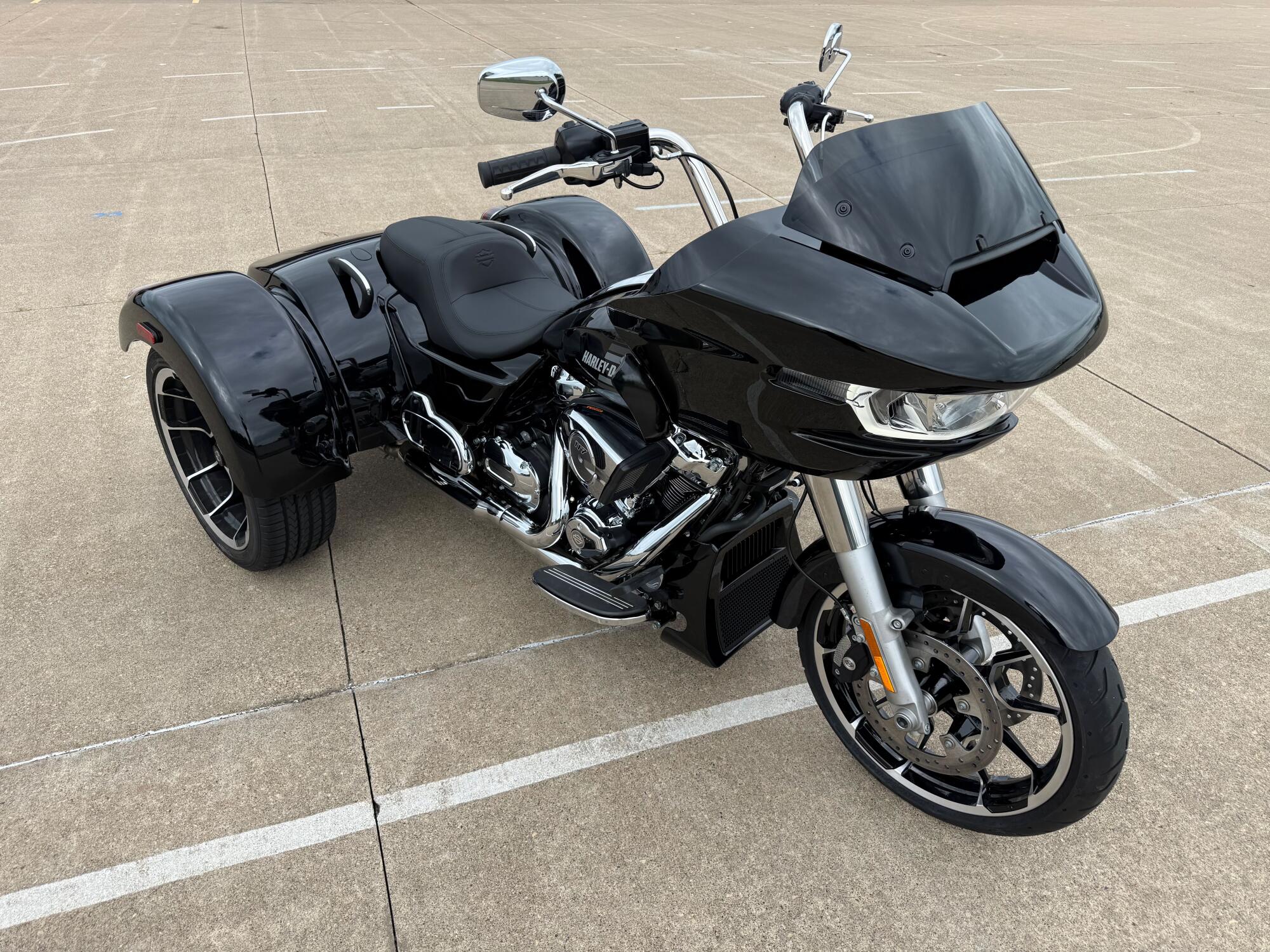 2026 Harley-Davidson® Road Glide 3 Vivid Black, photo 6