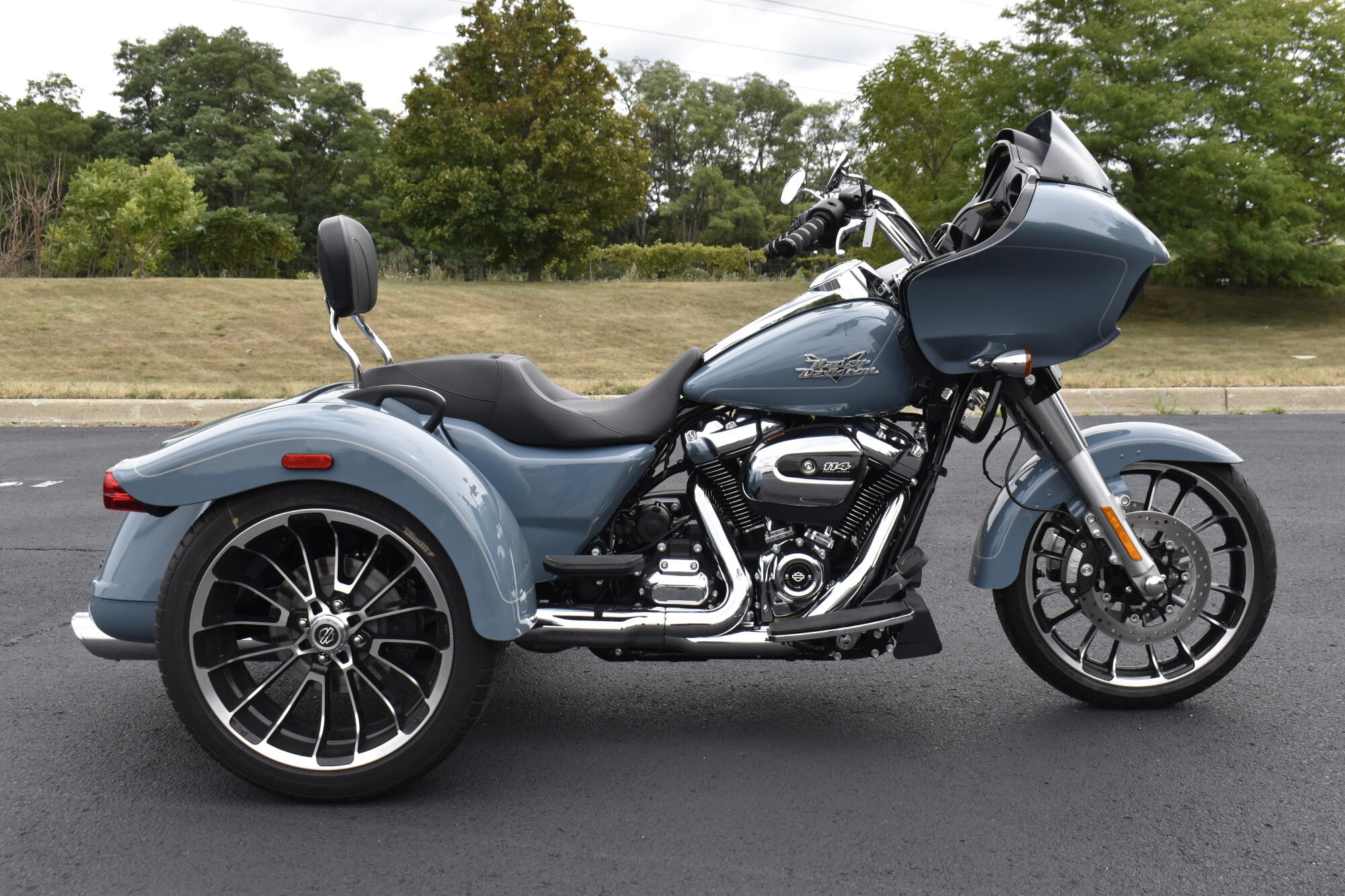 2024 Harley-Davidson® Road Glide® 3 Sharkskin Blue - Black Finish