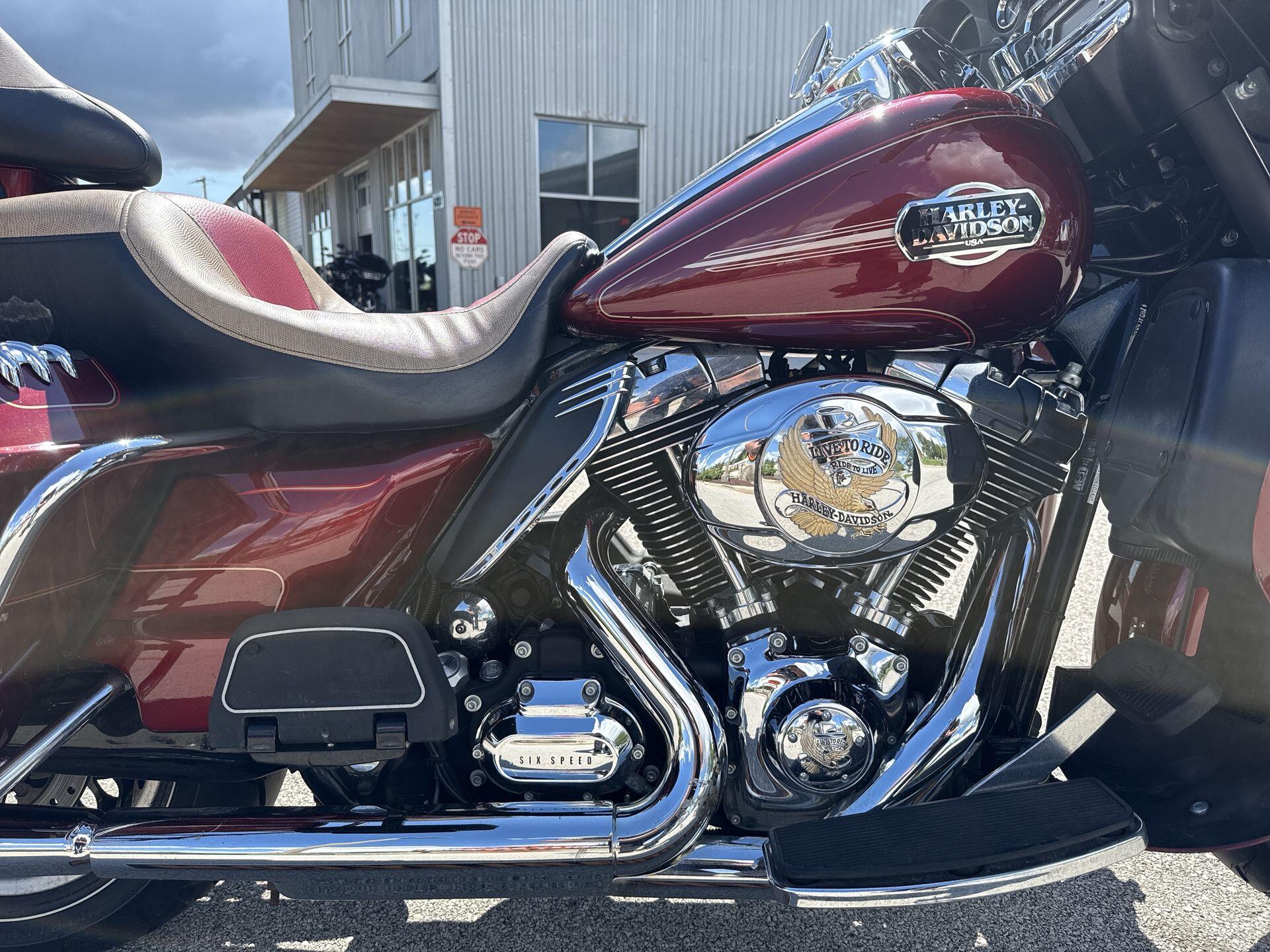 2010 Harley-Davidson® Electra Glide® Ultra Classic® Red Hot Sunglo, photo 12