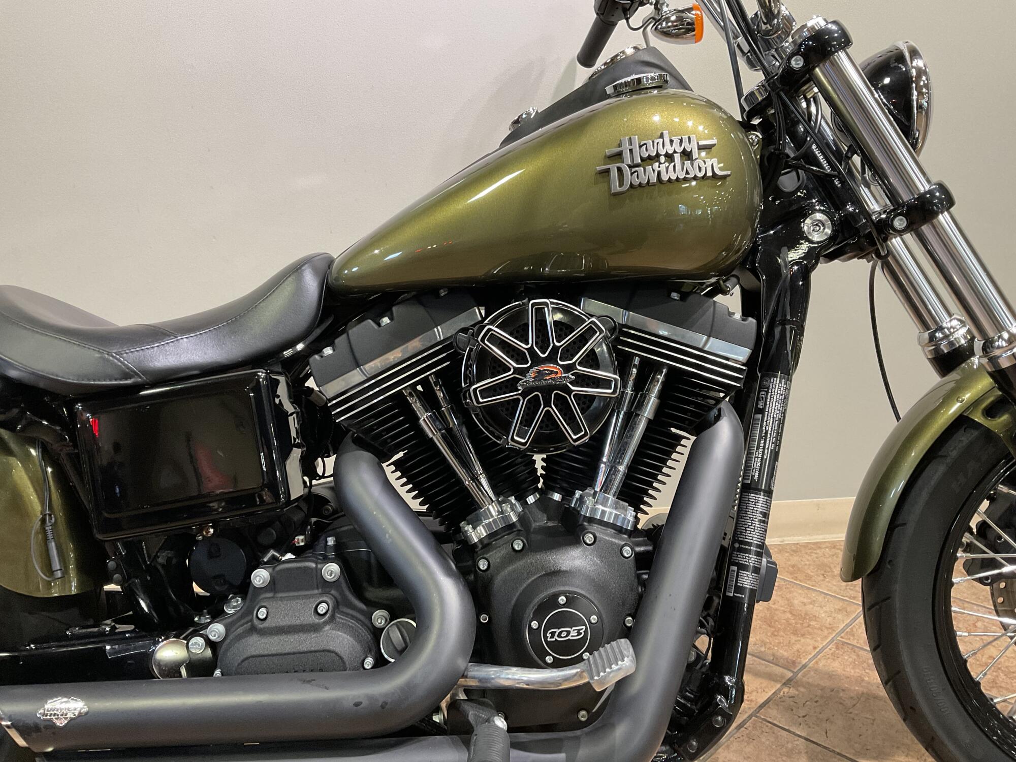 2016 Harley-Davidson® Street Bob® Olive Gold FXDB, photo 2
