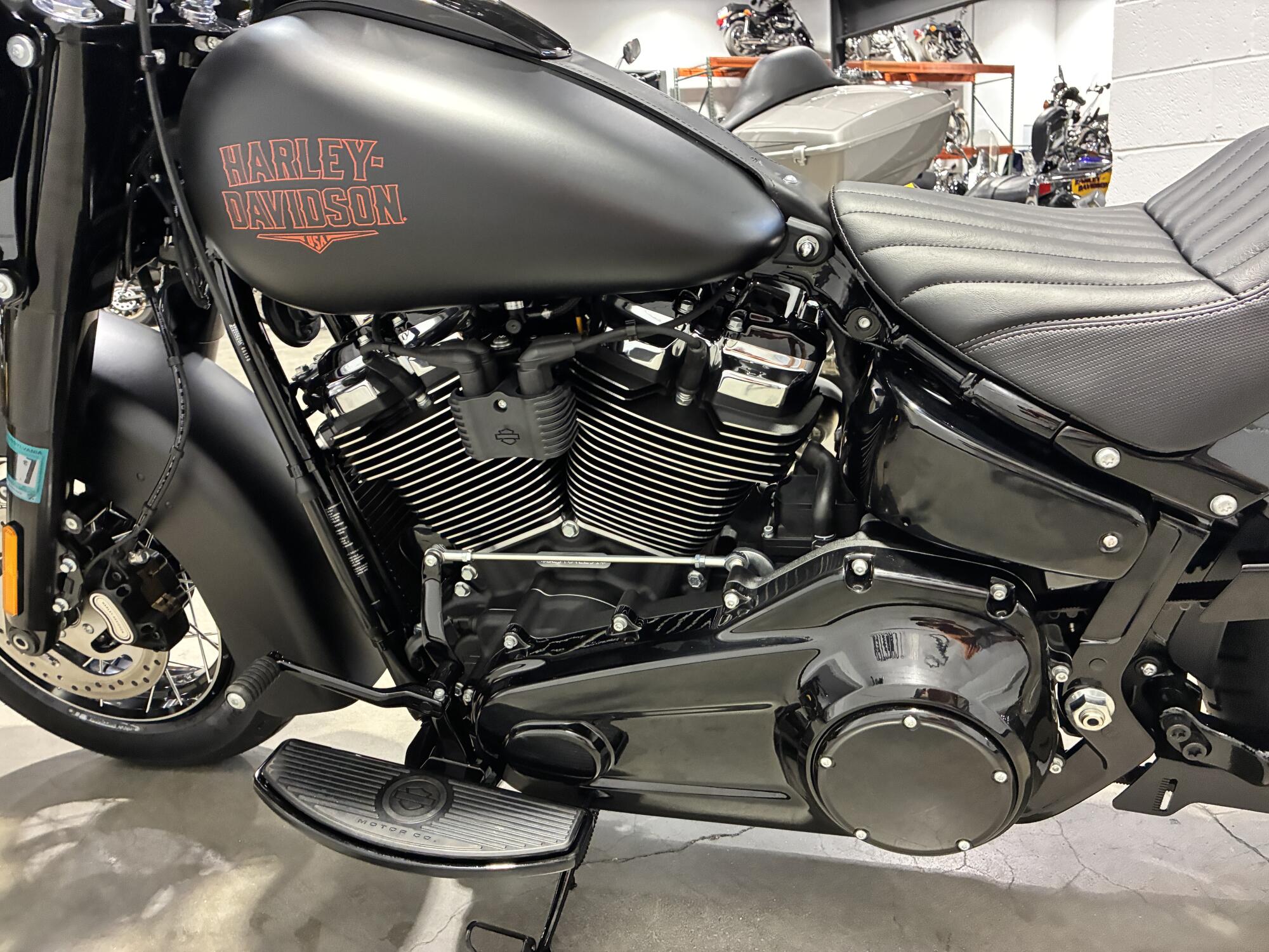 2026 Harley-Davidson® Deadwood™ Black Denim FLHD, photo 6