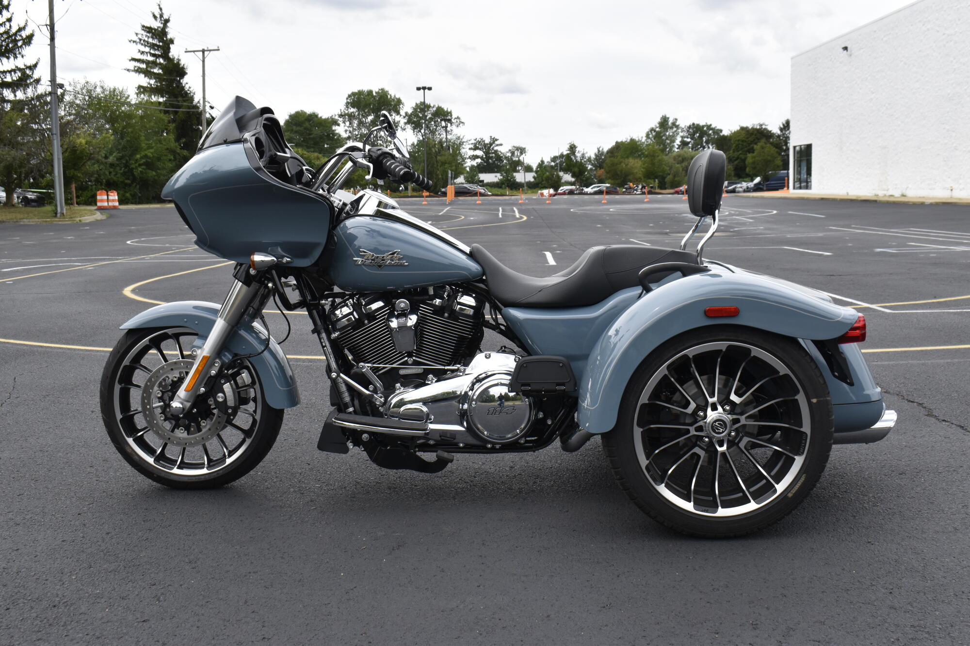 2024 Harley-Davidson® Road Glide® 3 Sharkskin Blue - Black Finish, photo 5