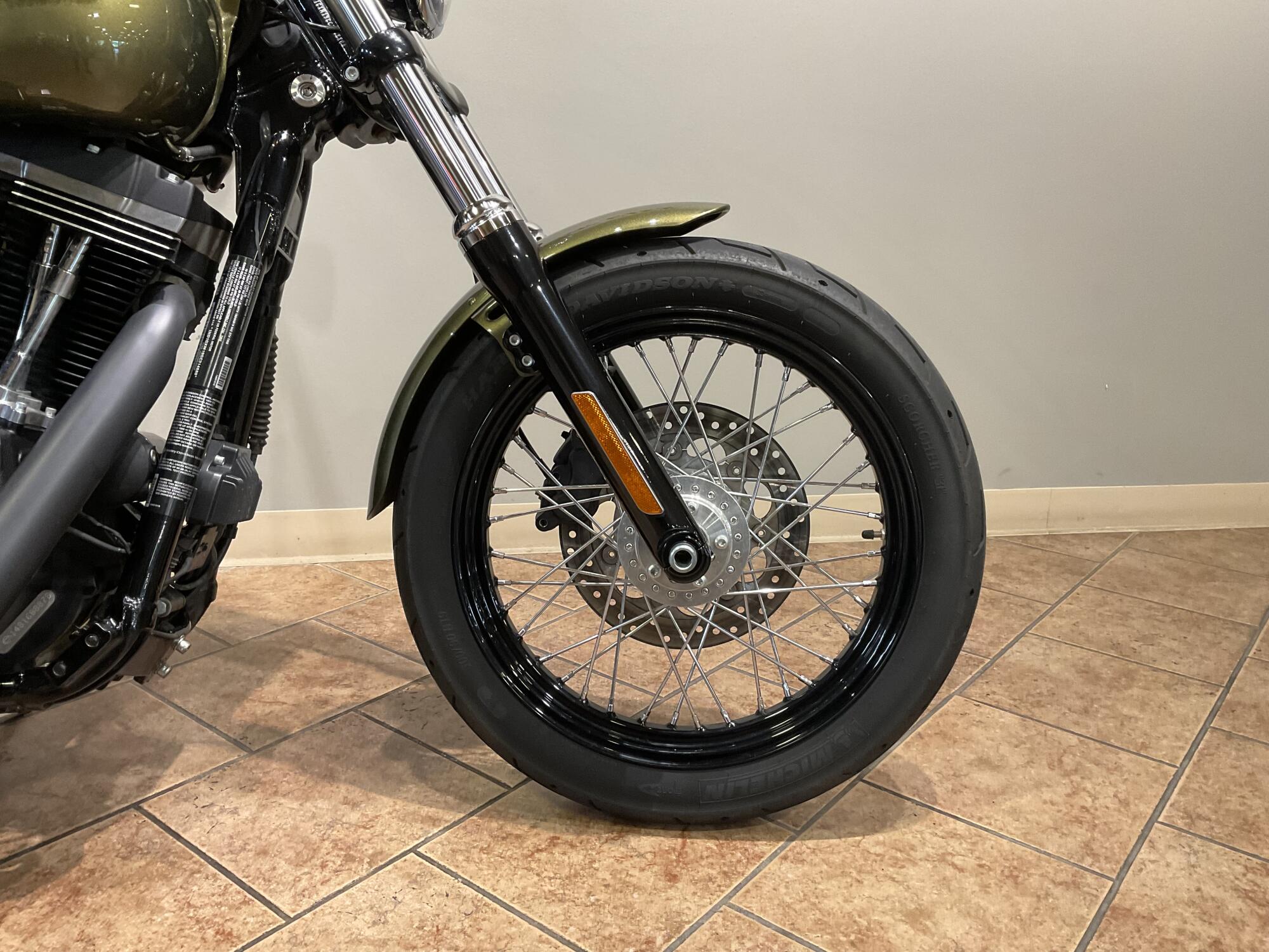 2016 Harley-Davidson® Street Bob® Olive Gold FXDB, photo 7