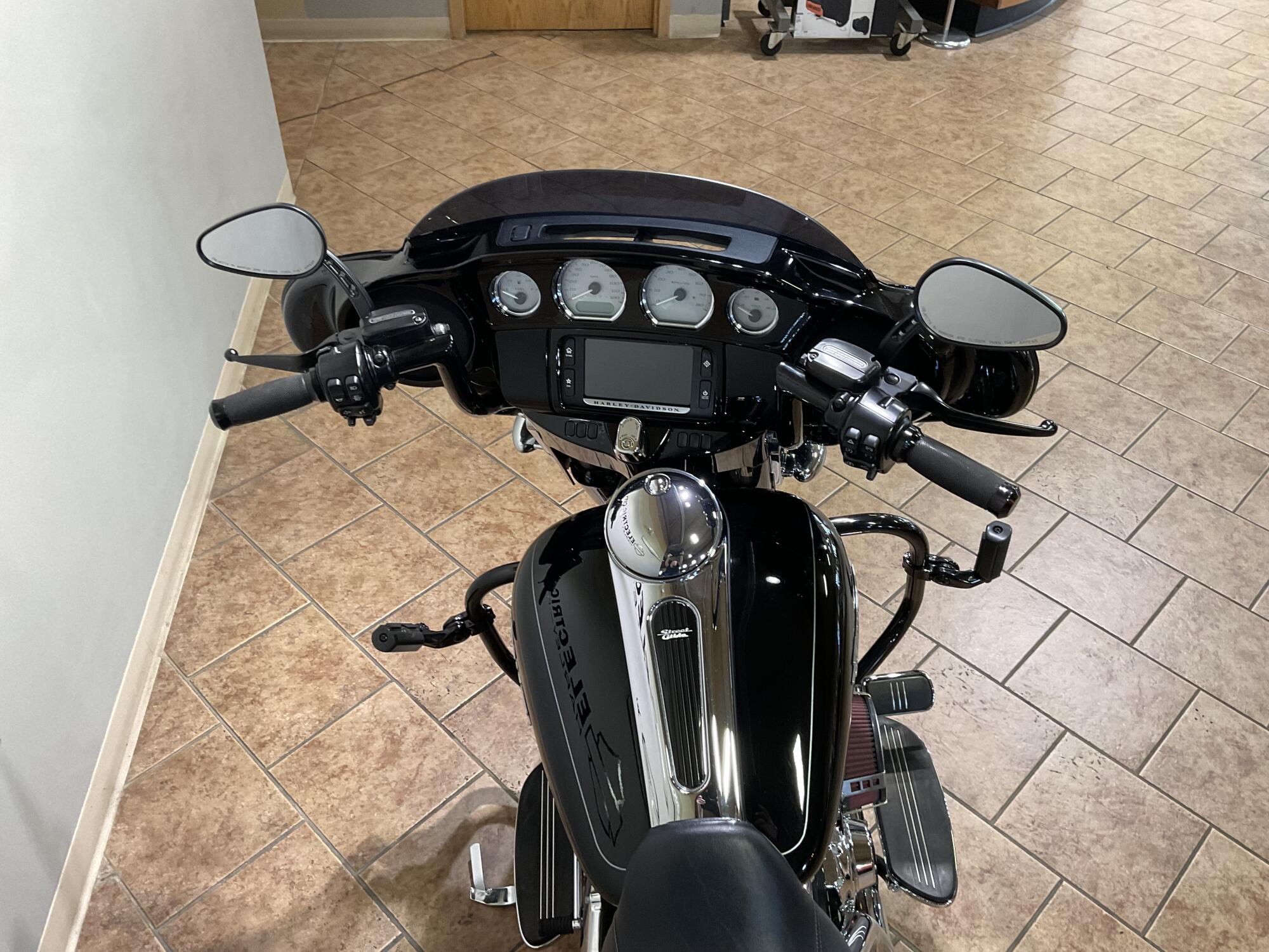 2015 Harley-Davidson® Street Glide® Special Vivid Black FLHXS, photo 6