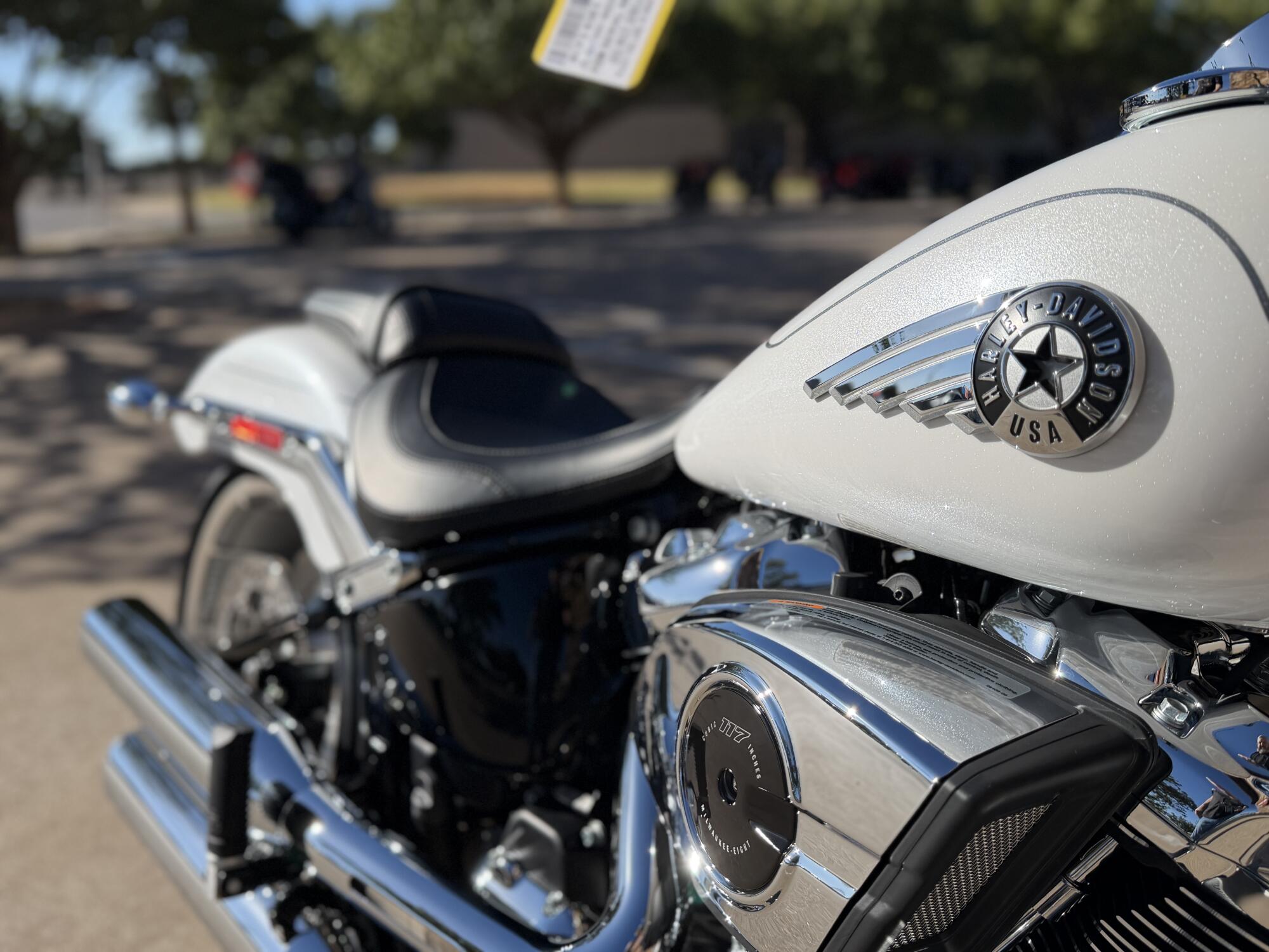 2026 Harley-Davidson® Fat Boy® White Onyx Pearl Chrome Trim, photo 9