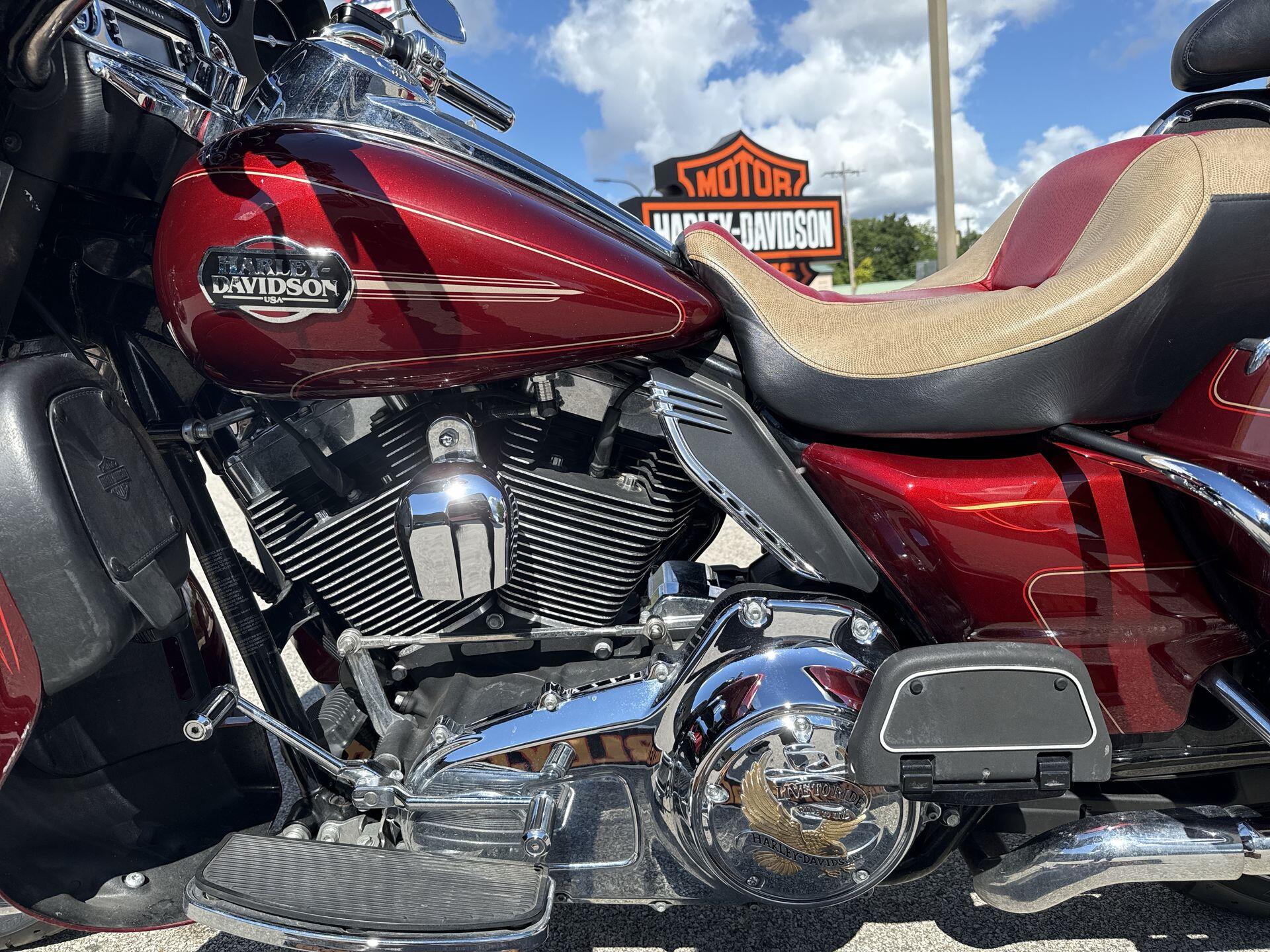 2010 Harley-Davidson® Electra Glide® Ultra Classic® Red Hot Sunglo, photo 13