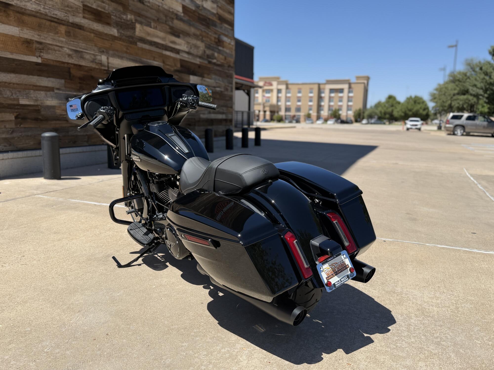 2026 Harley-Davidson® Street Glide® Vivid Black Black Trim, photo 6
