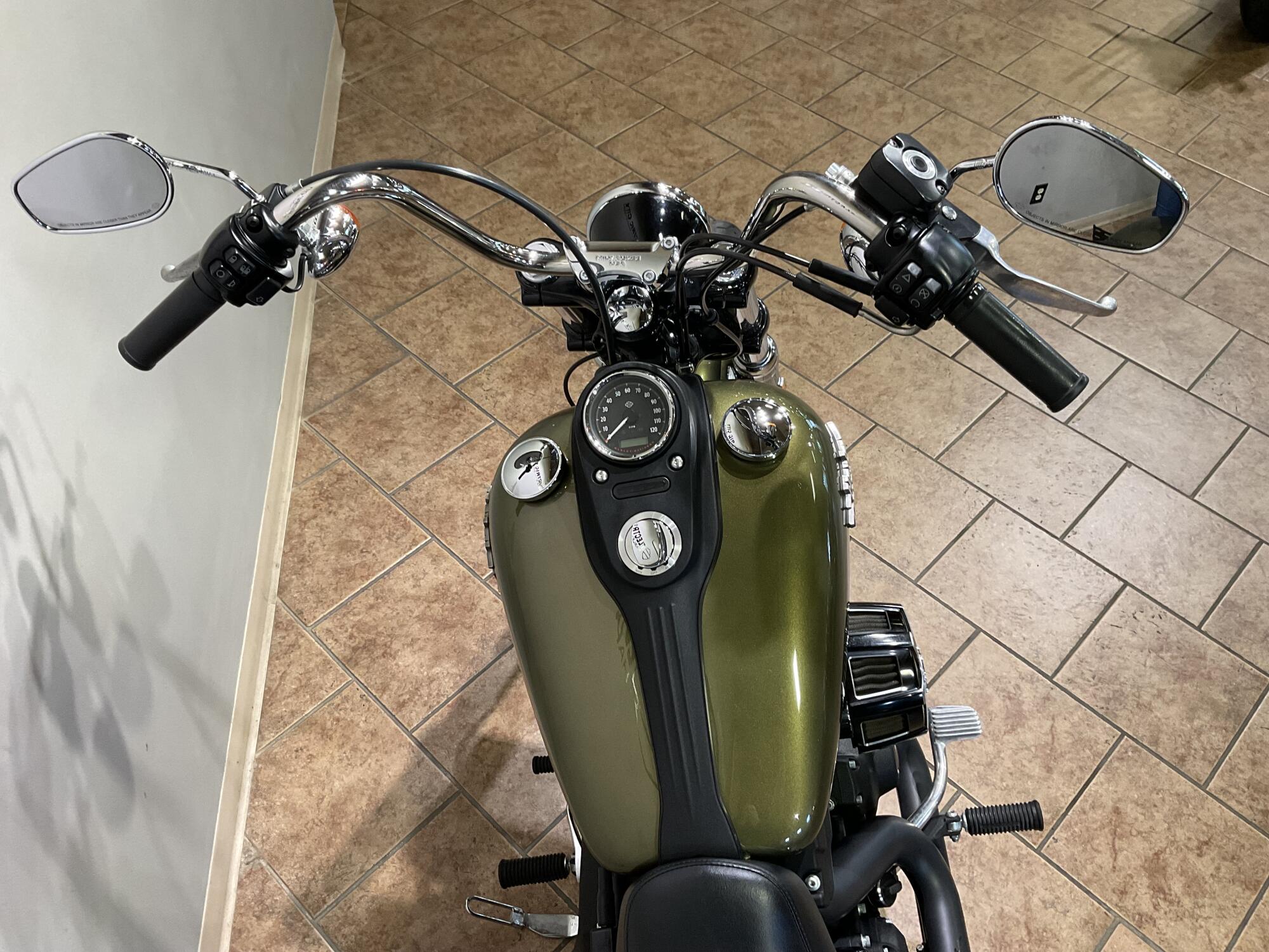 2016 Harley-Davidson® Street Bob® Olive Gold FXDB, photo 6