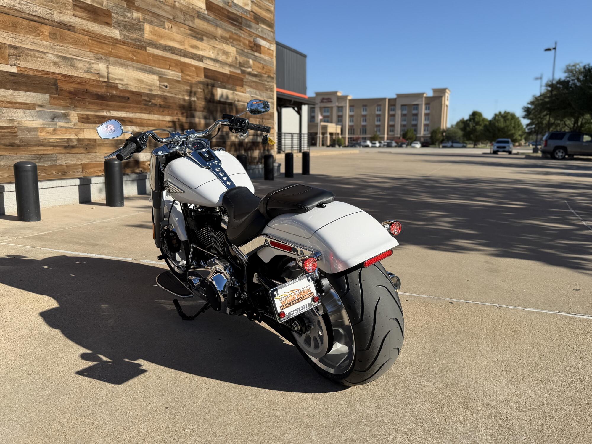 2026 Harley-Davidson® Fat Boy® White Onyx Pearl Chrome Trim, photo 6