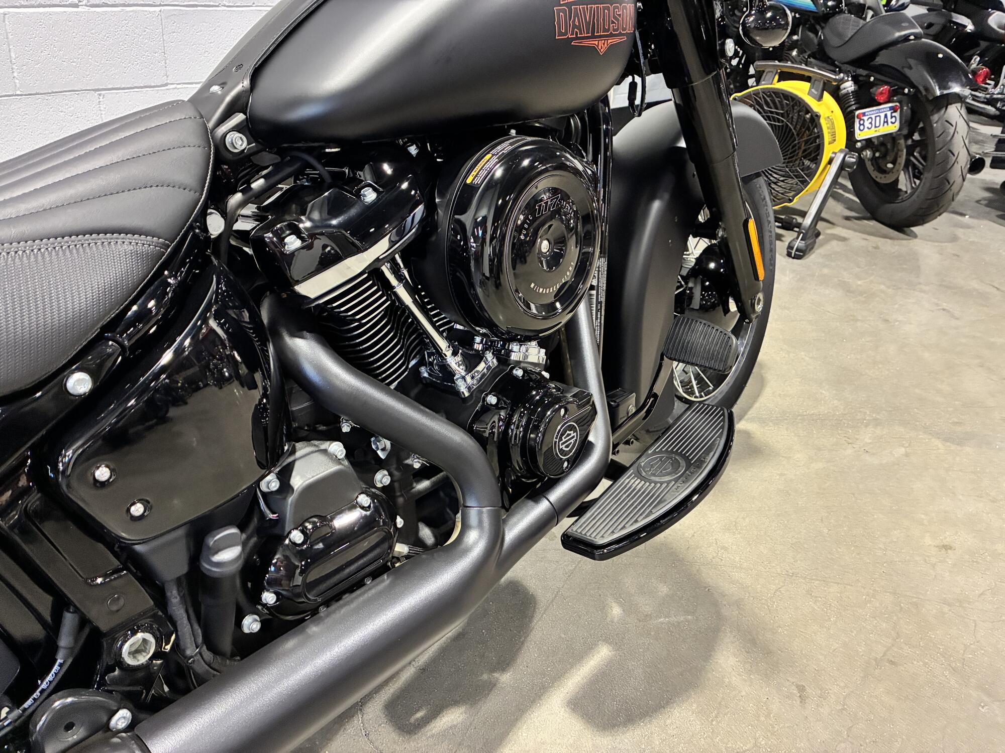 2026 Harley-Davidson® Deadwood™ Black Denim FLHD, photo 7