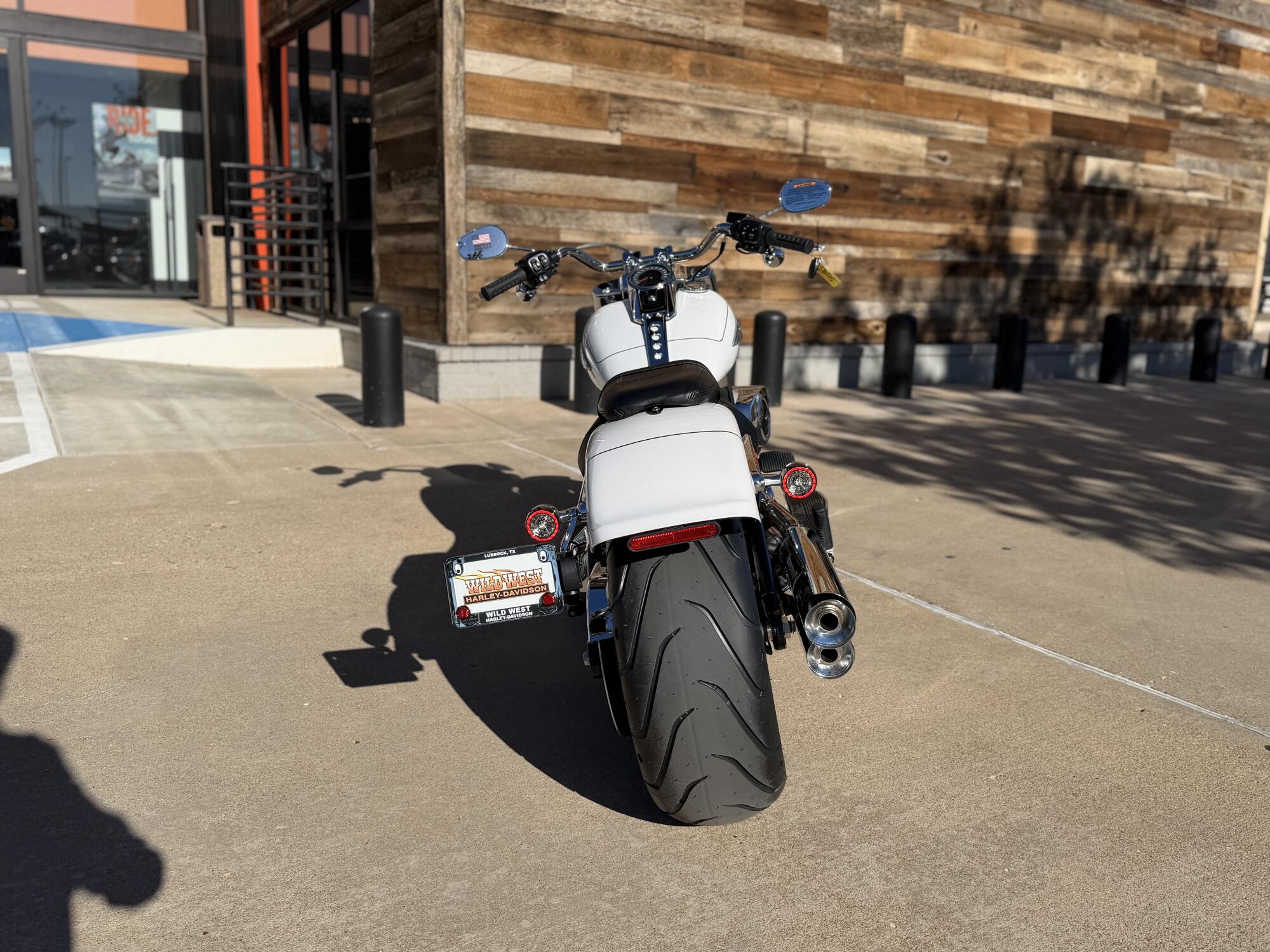 2026 Harley-Davidson® Fat Boy® White Onyx Pearl Chrome Trim, photo 7