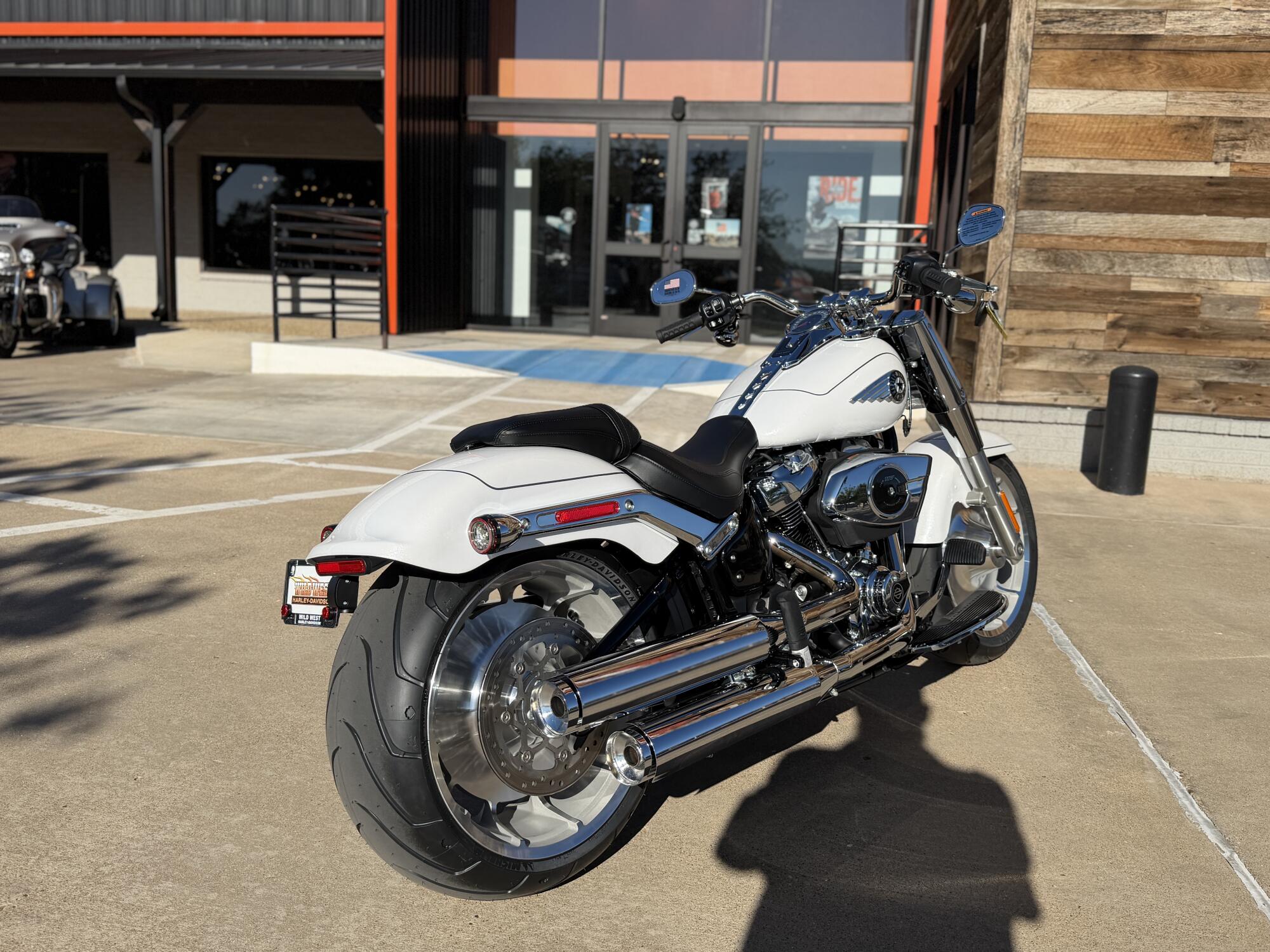 2026 Harley-Davidson® Fat Boy® White Onyx Pearl Chrome Trim, photo 8