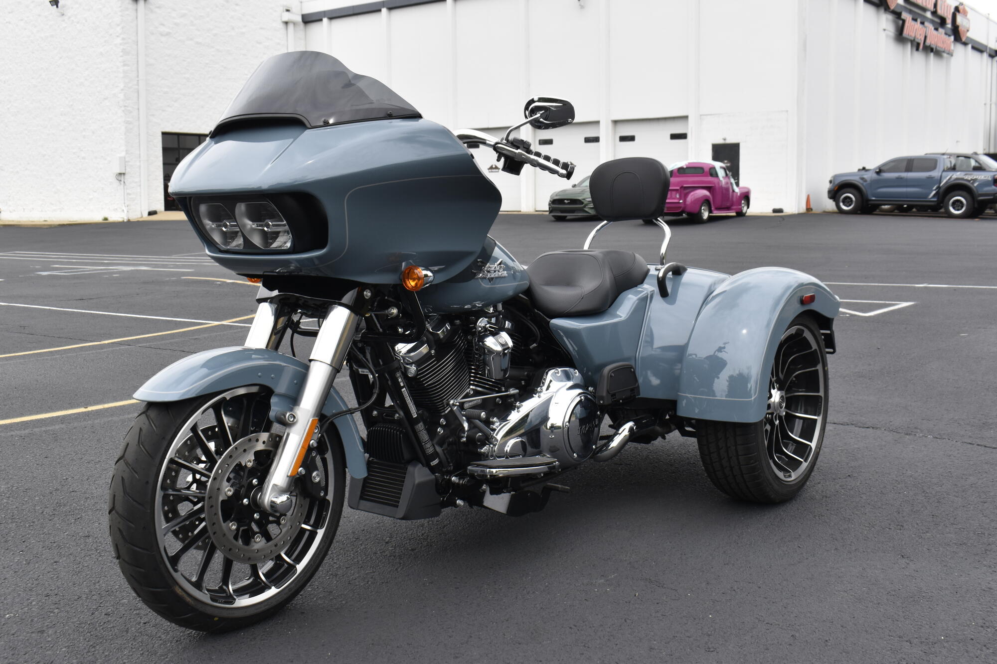 2024 Harley-Davidson® Road Glide® 3 Sharkskin Blue - Black Finish, photo 4