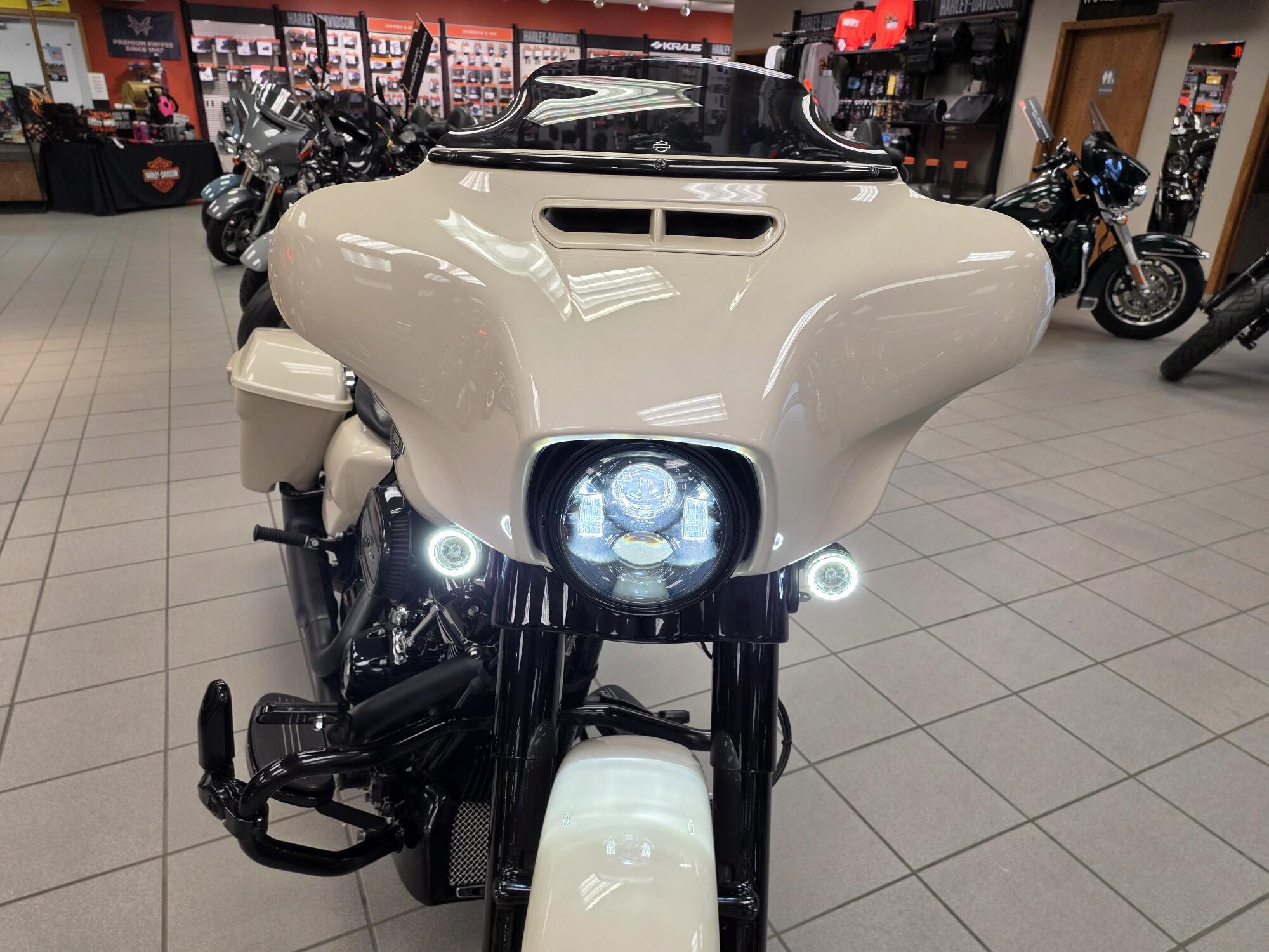 FLHXS 2022 Street Glide® Special, photo 20