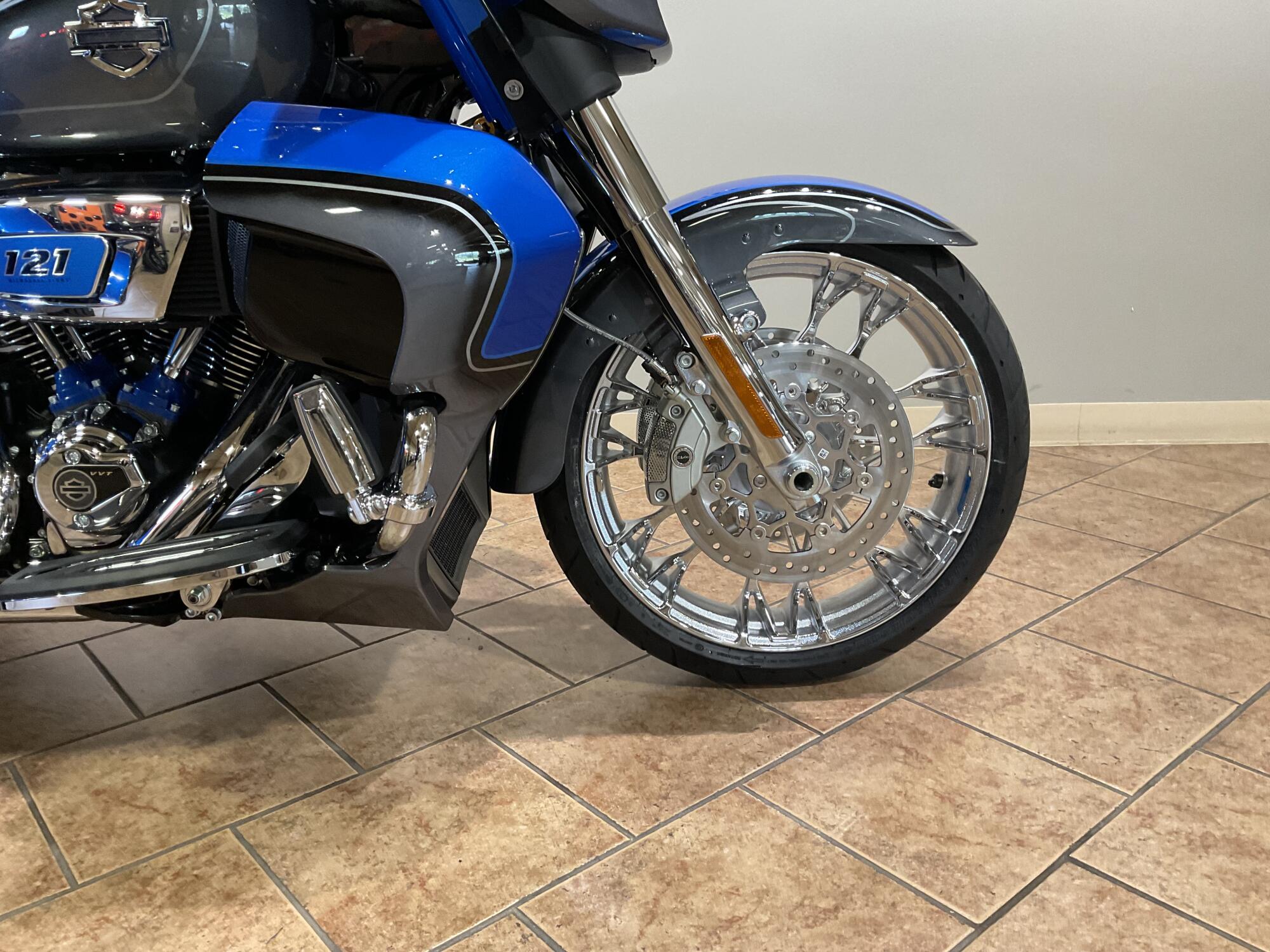 2026 Harley-Davidson® CVO Street Glide 3 Limited Electric Coast CVO Two-Tone FLHLTSE, photo 8