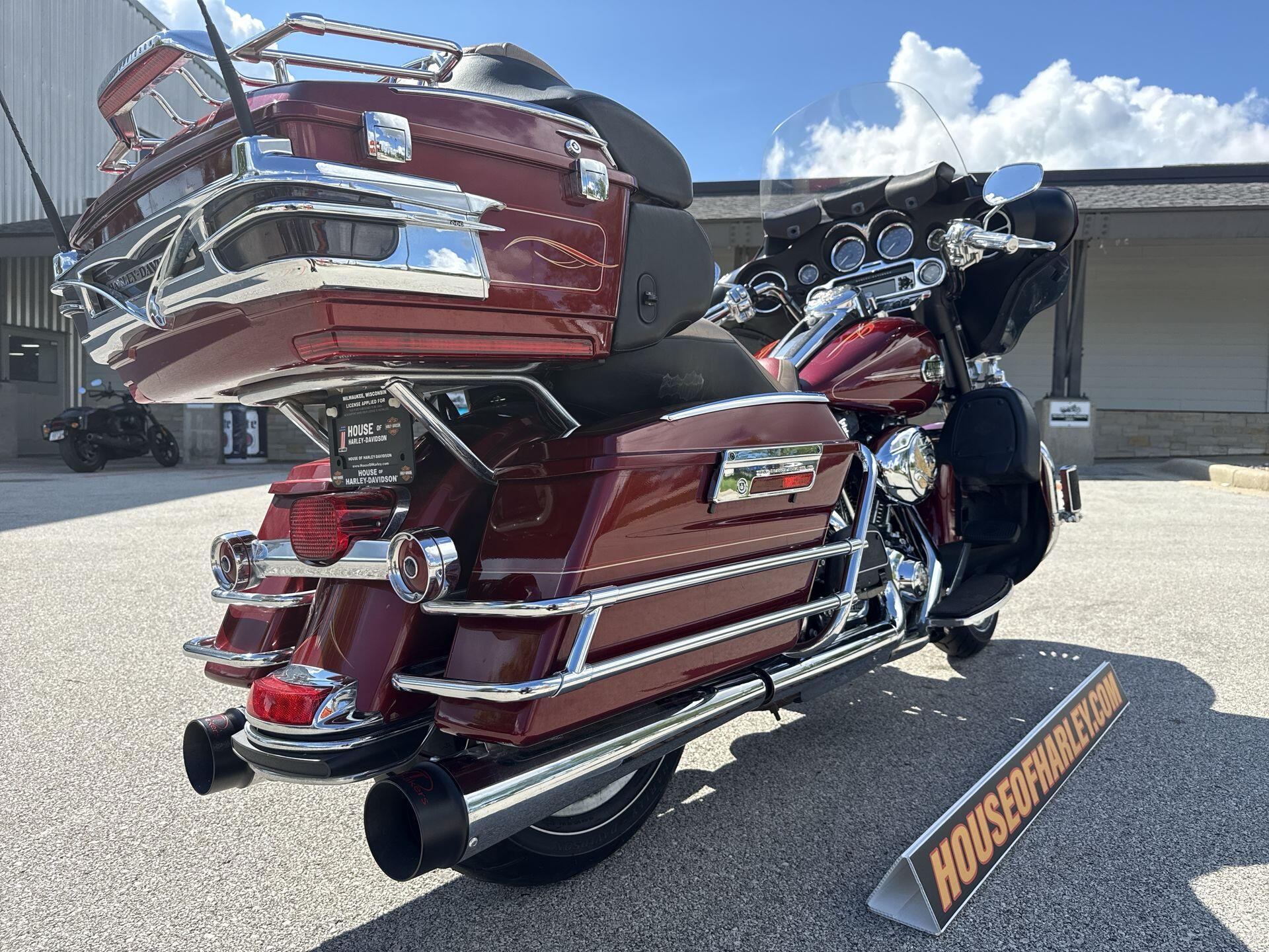 2010 Harley-Davidson® Electra Glide® Ultra Classic® Red Hot Sunglo, photo 17