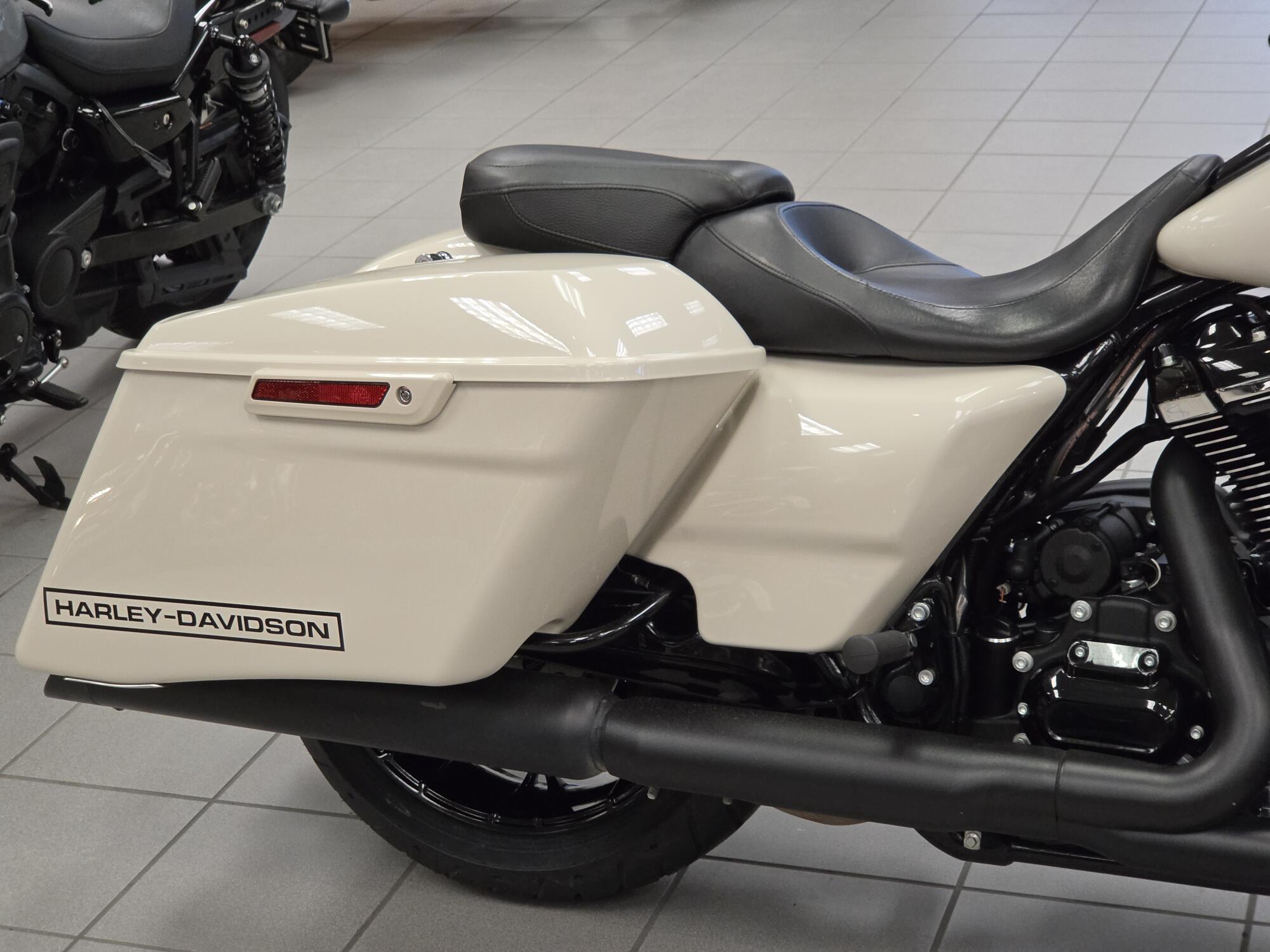 FLHXS 2022 Street Glide® Special, photo 12