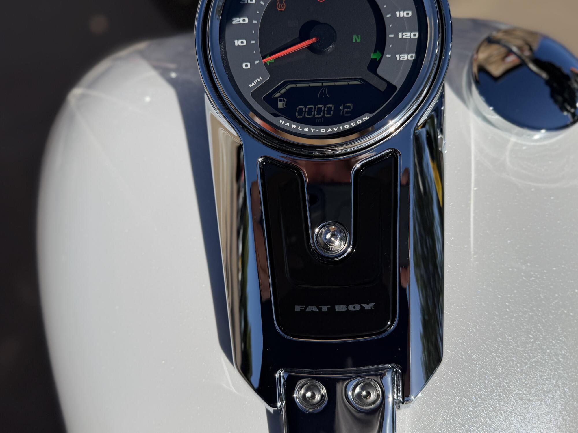 2026 Harley-Davidson® Fat Boy® White Onyx Pearl Chrome Trim, photo 11