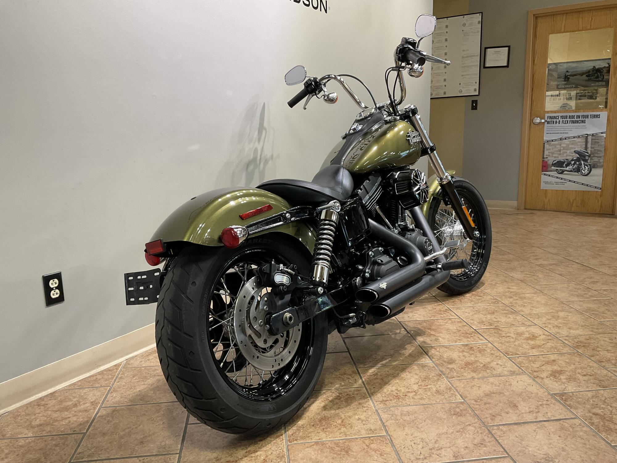 2016 Harley-Davidson® Street Bob® Olive Gold FXDB, photo 4