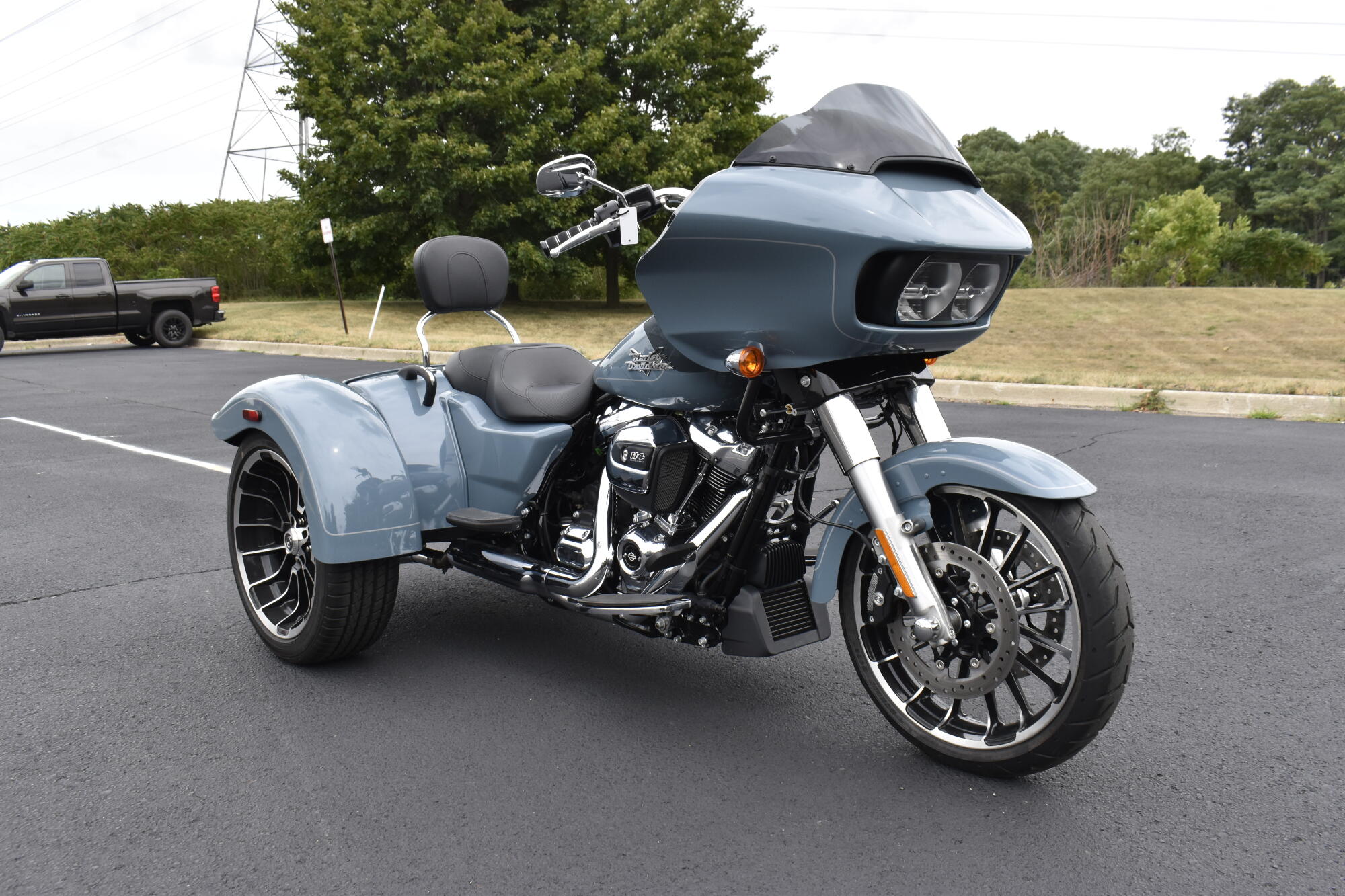 2024 Harley-Davidson® Road Glide® 3 Sharkskin Blue - Black Finish, photo 2
