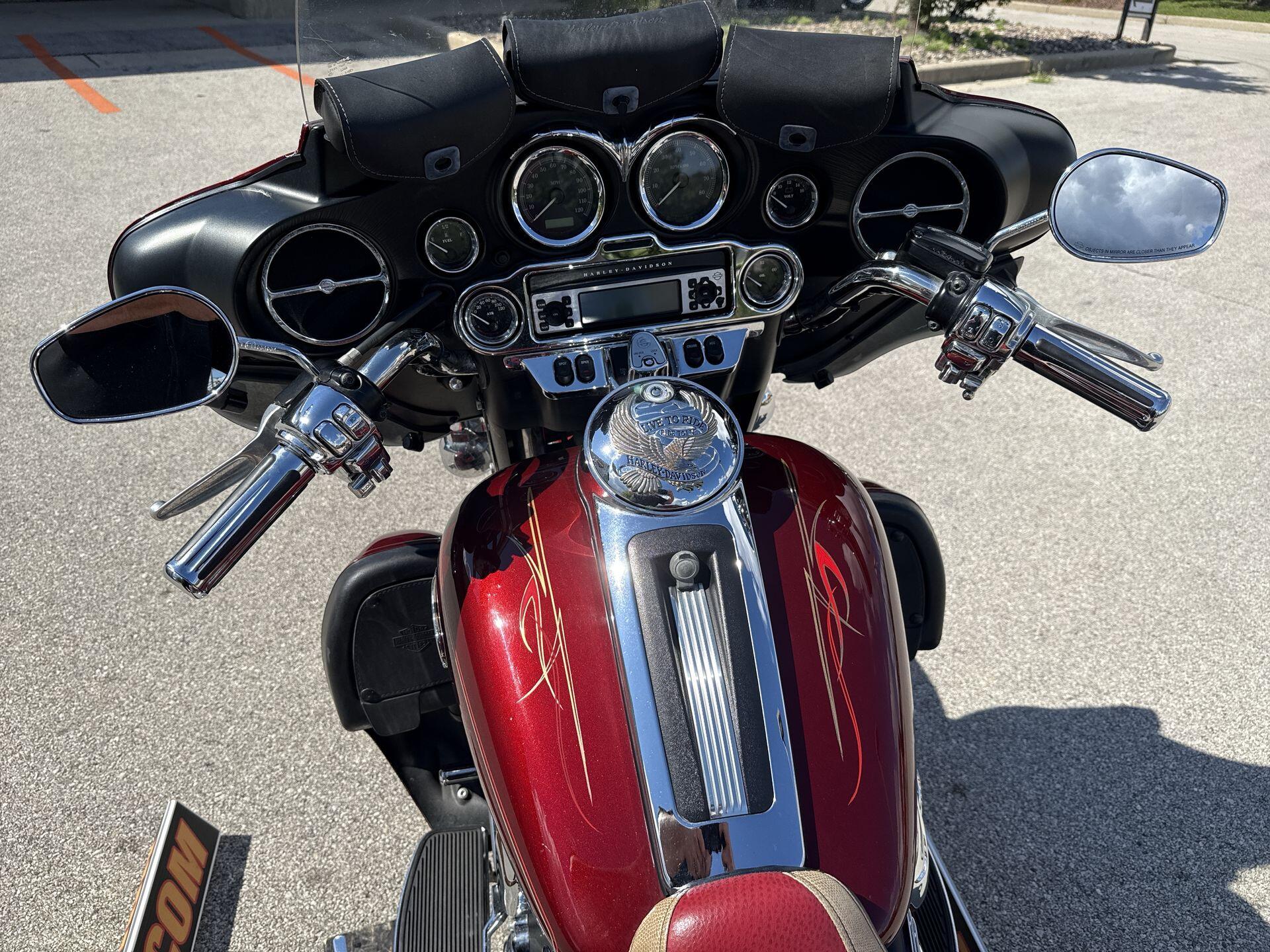 2010 Harley-Davidson® Electra Glide® Ultra Classic® Red Hot Sunglo, photo 15