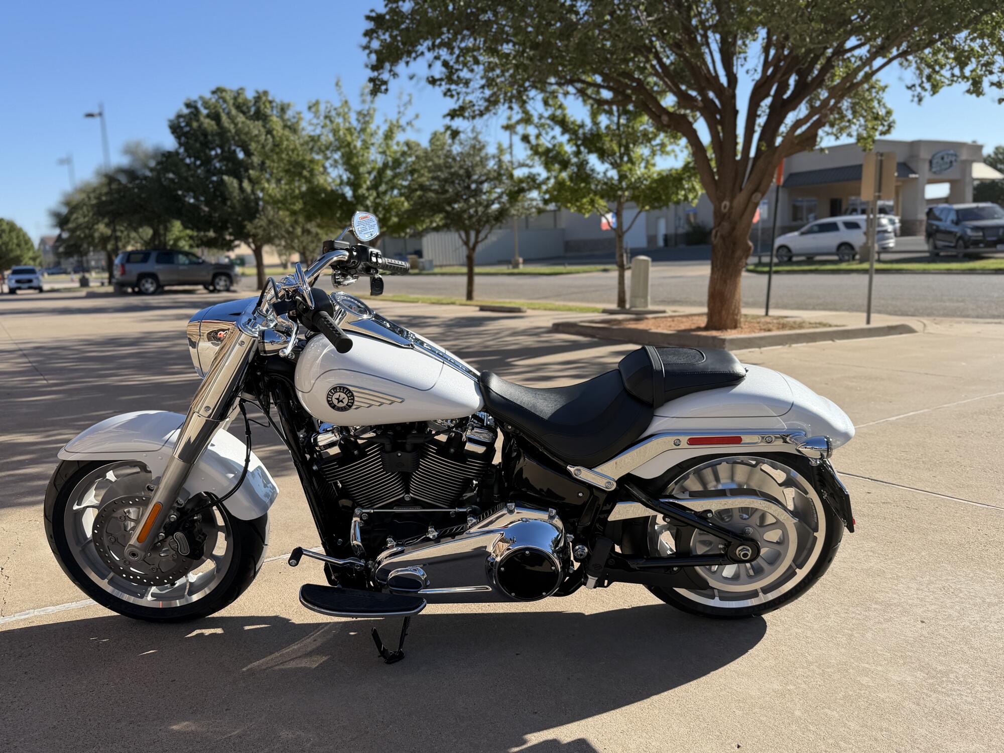 2026 Harley-Davidson® Fat Boy® White Onyx Pearl Chrome Trim, photo 5