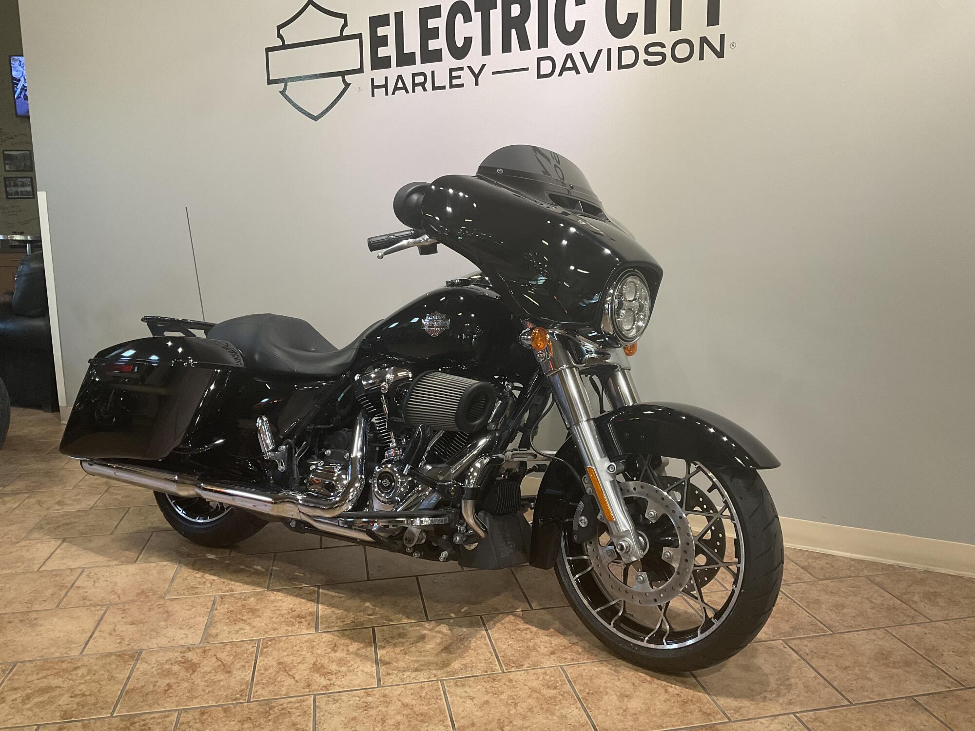 2019 Harley-Davidson® Street Glide® Special Vivid Black FLHXS, photo 3