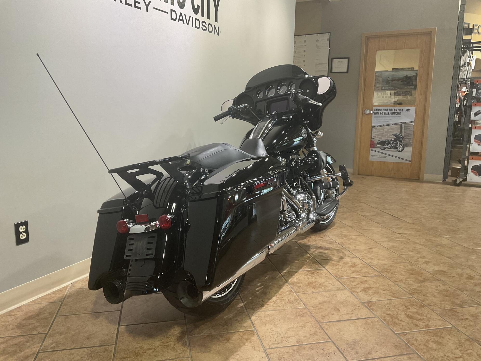 2019 Harley-Davidson® Street Glide® Special Vivid Black FLHXS, photo 4