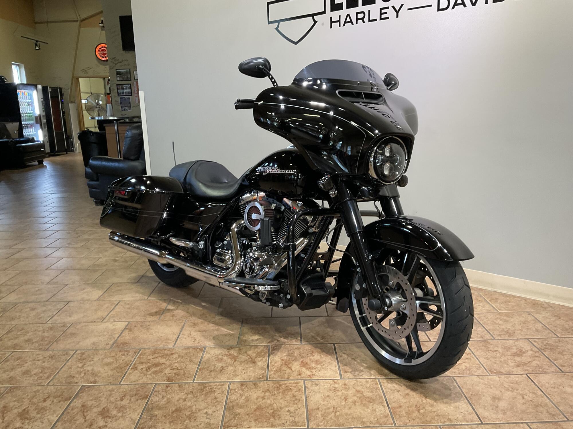 2015 Harley-Davidson® Street Glide® Special Vivid Black FLHXS, photo 3