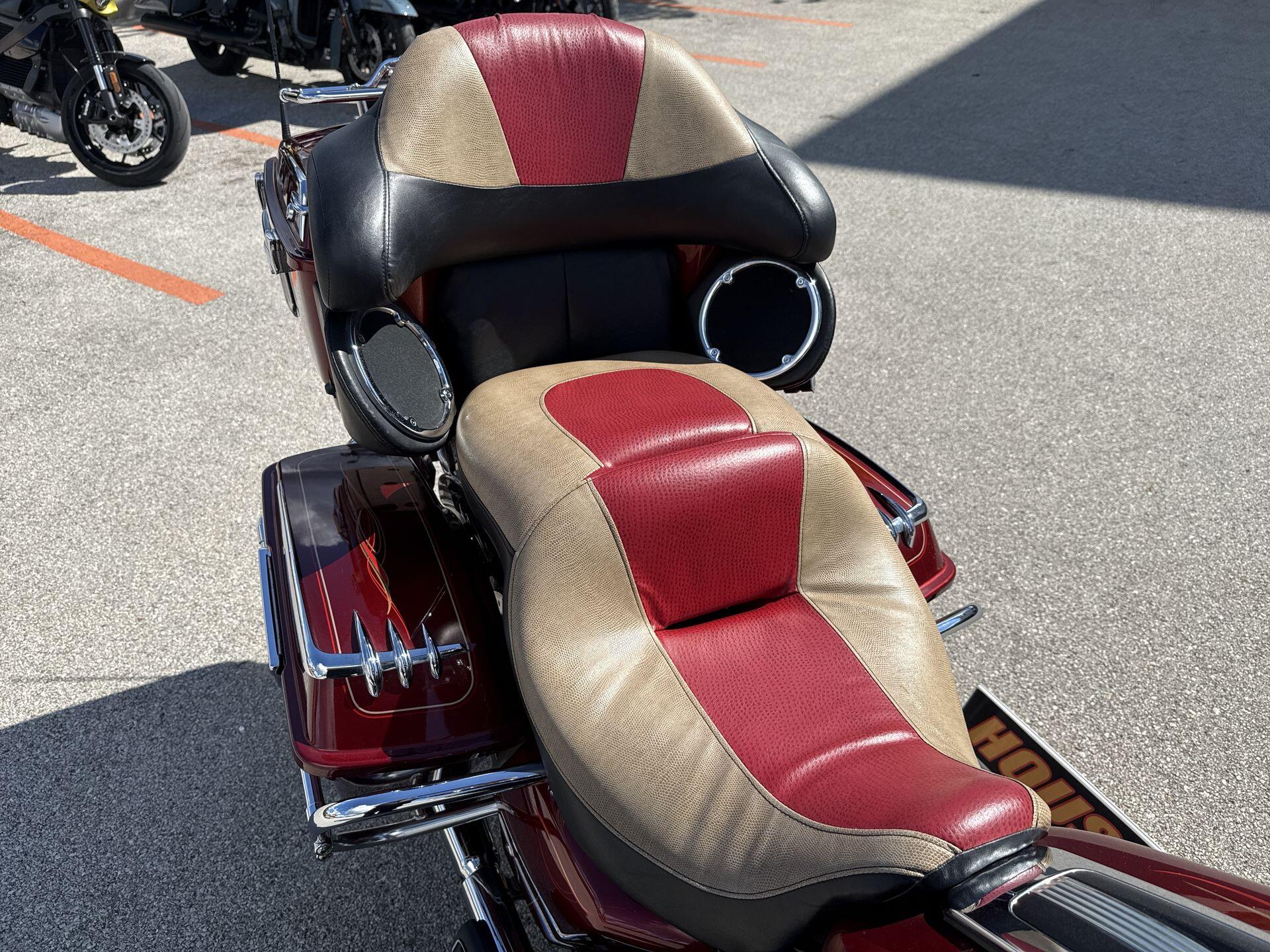 2010 Harley-Davidson® Electra Glide® Ultra Classic® Red Hot Sunglo, photo 16