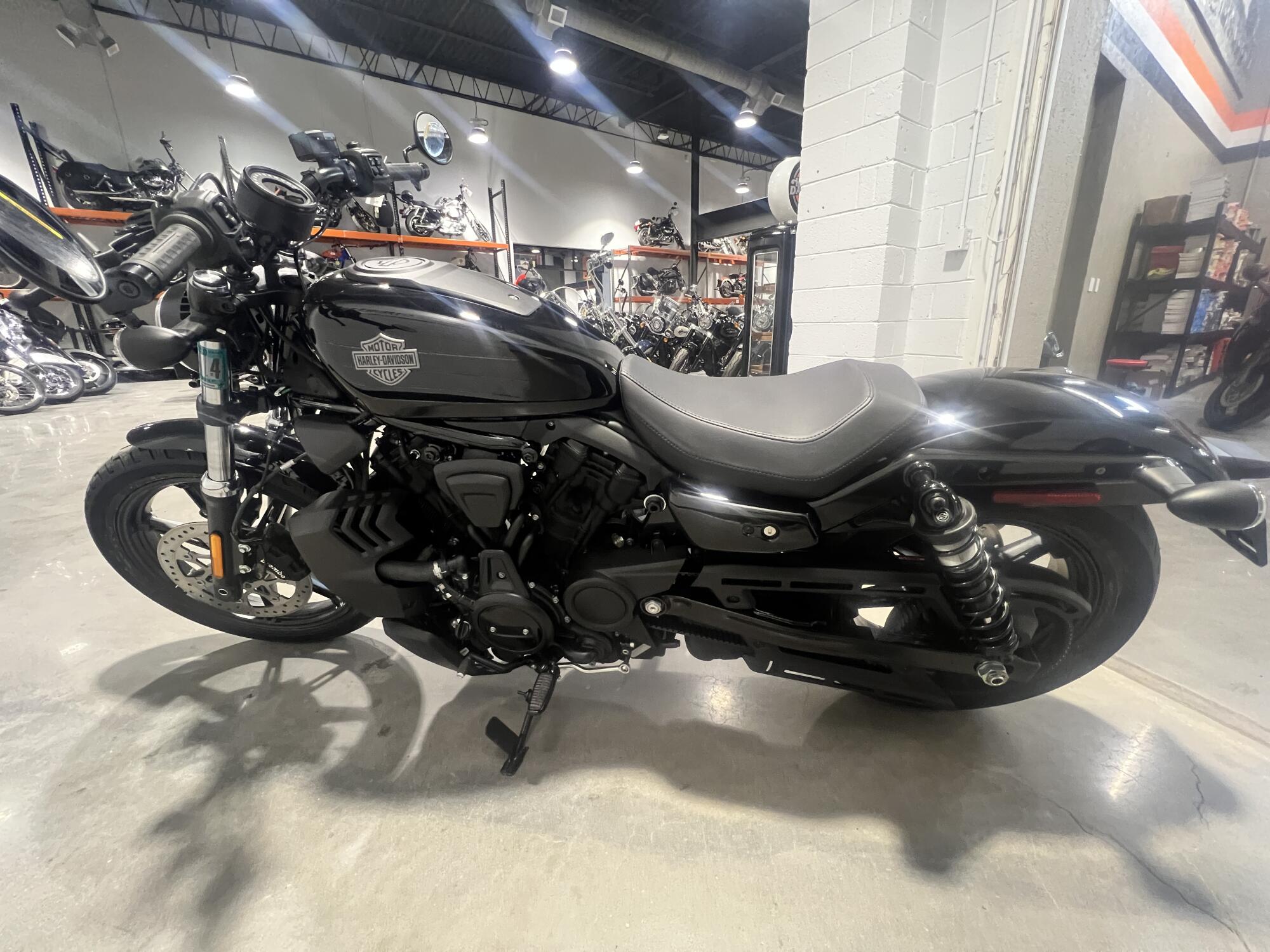2026 Harley-Davidson® Nightster® Vivid Black RH975, photo 6
