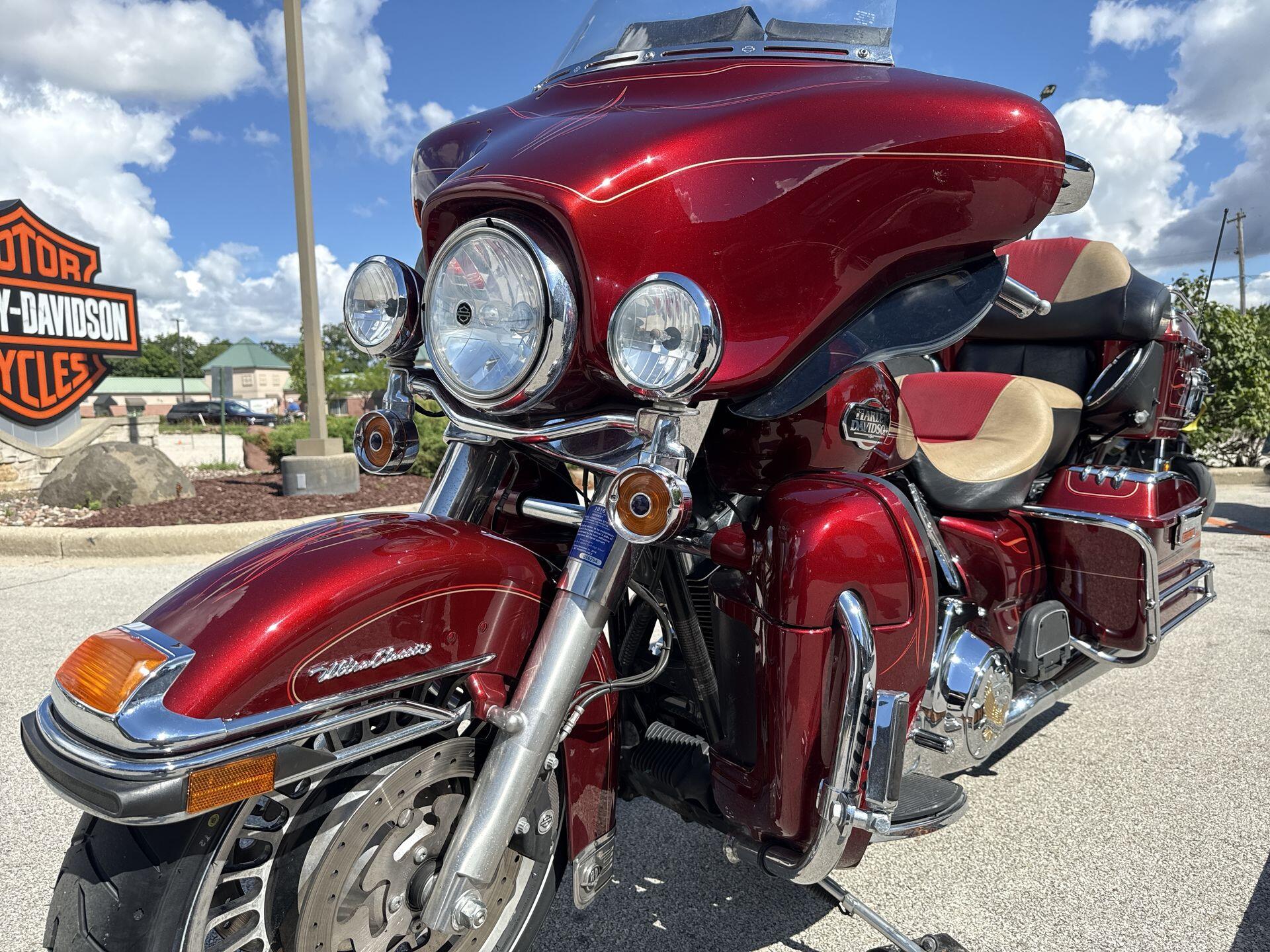 2010 Harley-Davidson® Electra Glide® Ultra Classic® Red Hot Sunglo, photo 18