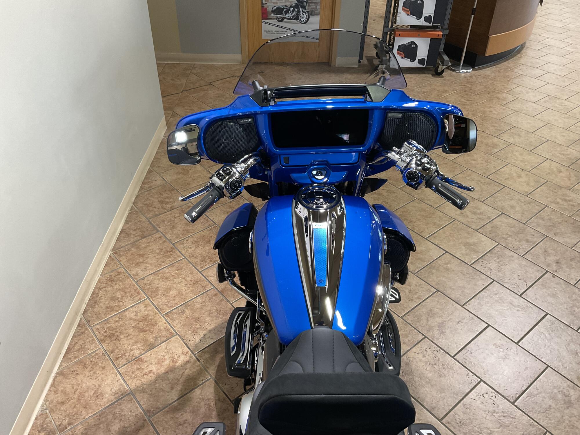 2026 Harley-Davidson® CVO Street Glide 3 Limited Electric Coast CVO Two-Tone FLHLTSE, photo 7