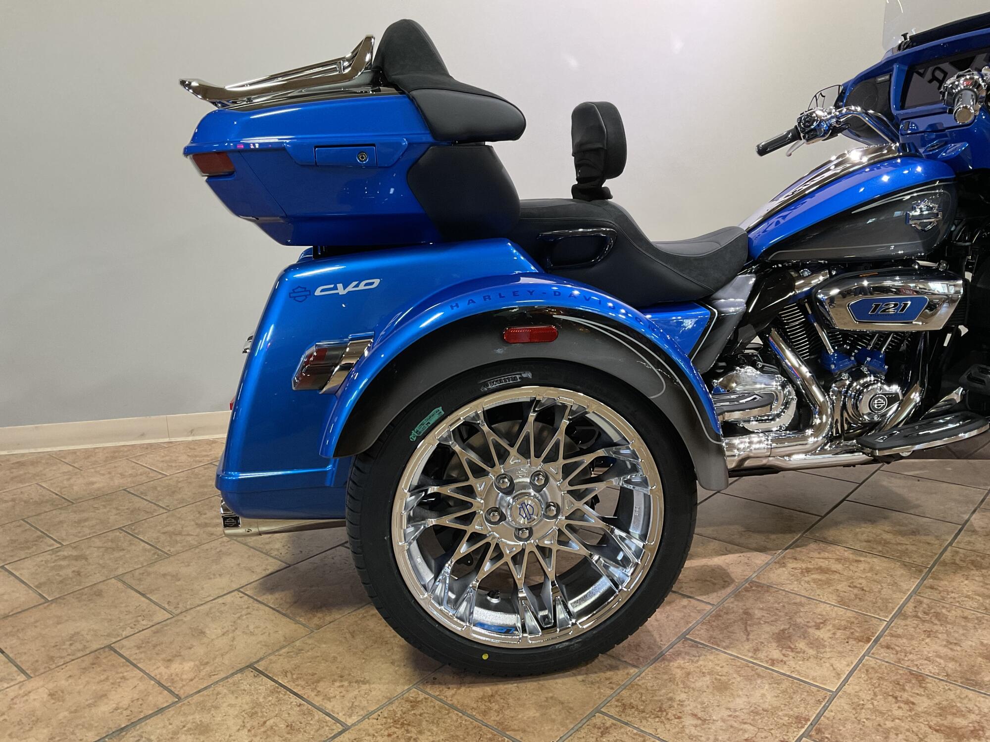 2026 Harley-Davidson® CVO Street Glide 3 Limited Electric Coast CVO Two-Tone FLHLTSE, photo 6