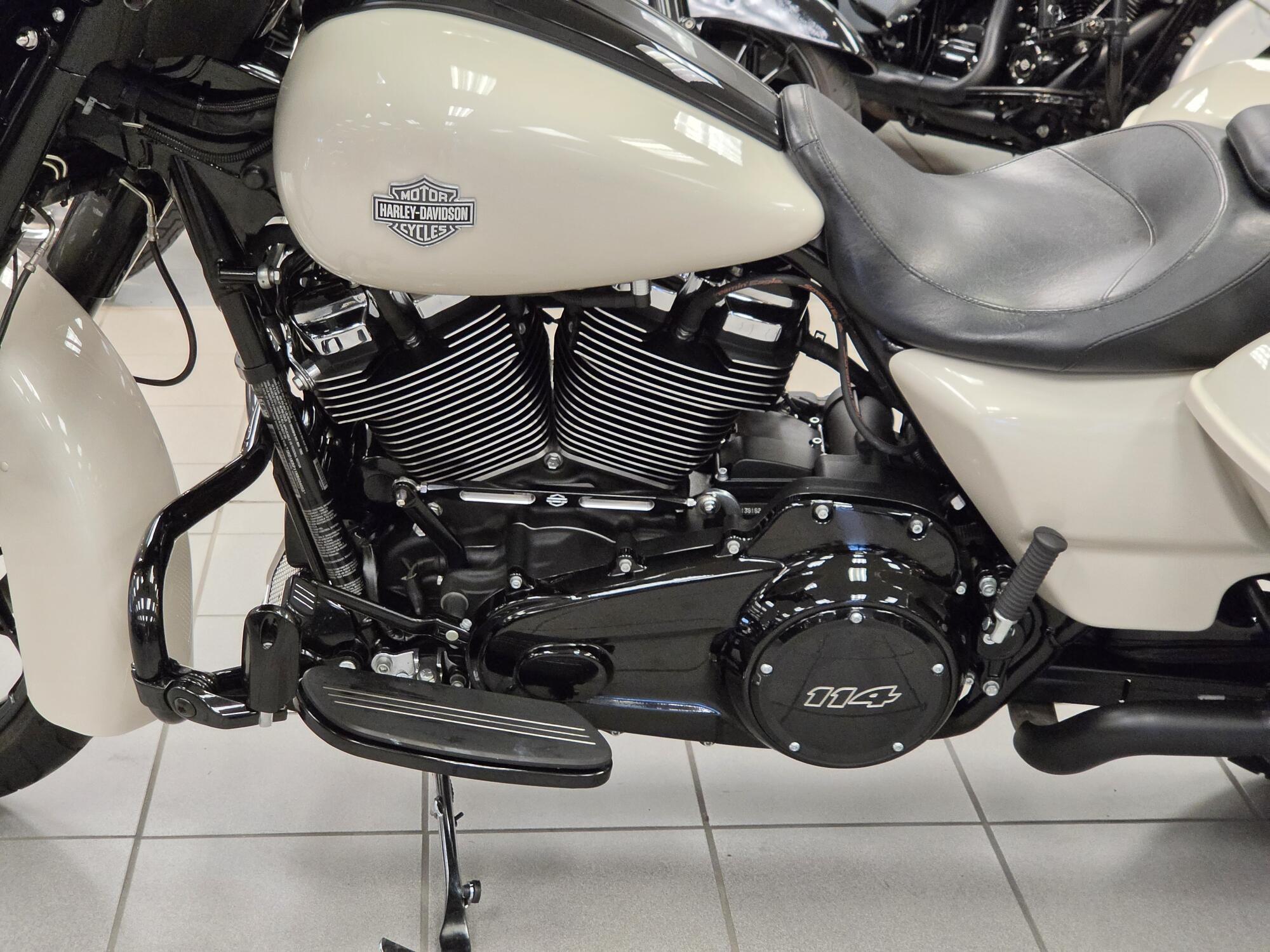 FLHXS 2022 Street Glide® Special, photo 15
