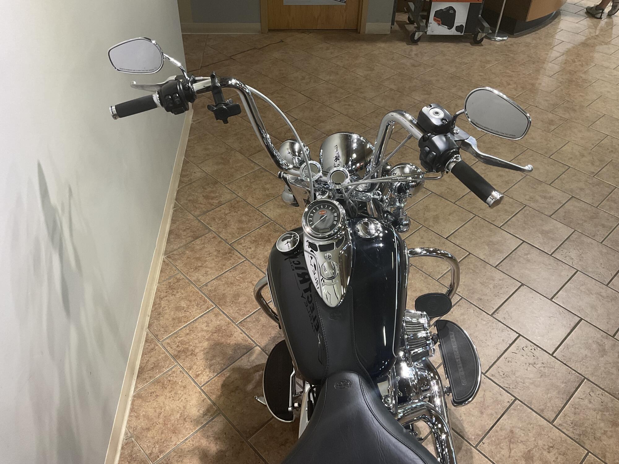 2012 Harley-Davidson® Heritage Softail® Classic Vivid Black FLSTC, photo 6