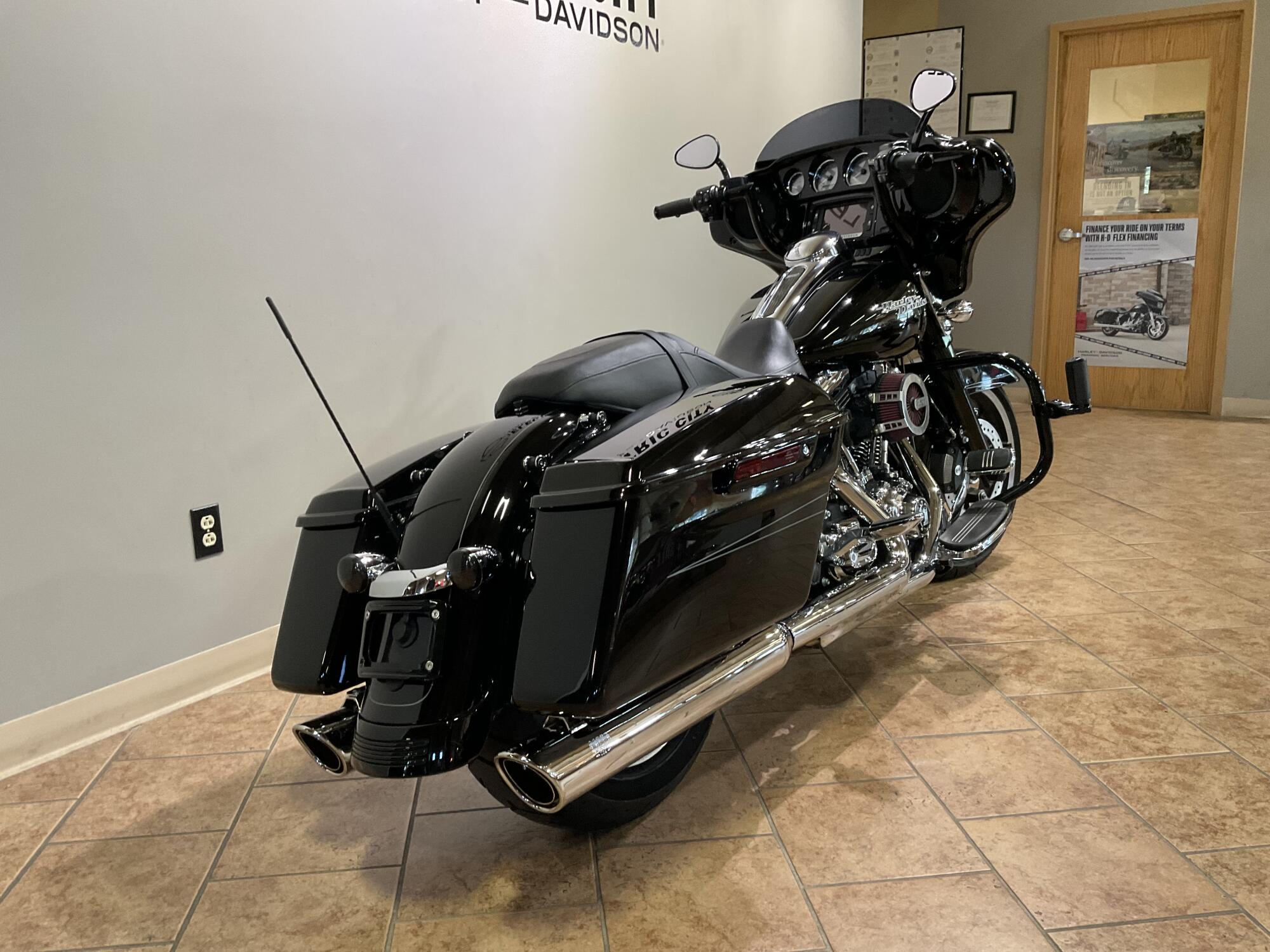 2015 Harley-Davidson® Street Glide® Special Vivid Black FLHXS, photo 4