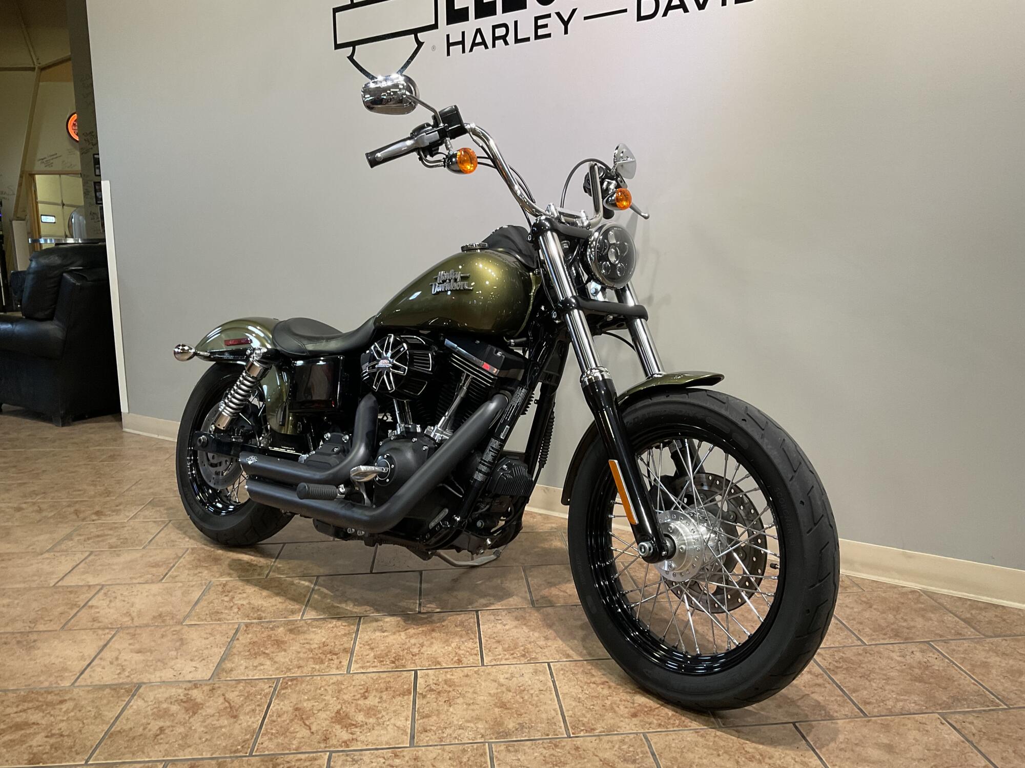 2016 Harley-Davidson® Street Bob® Olive Gold FXDB, photo 3