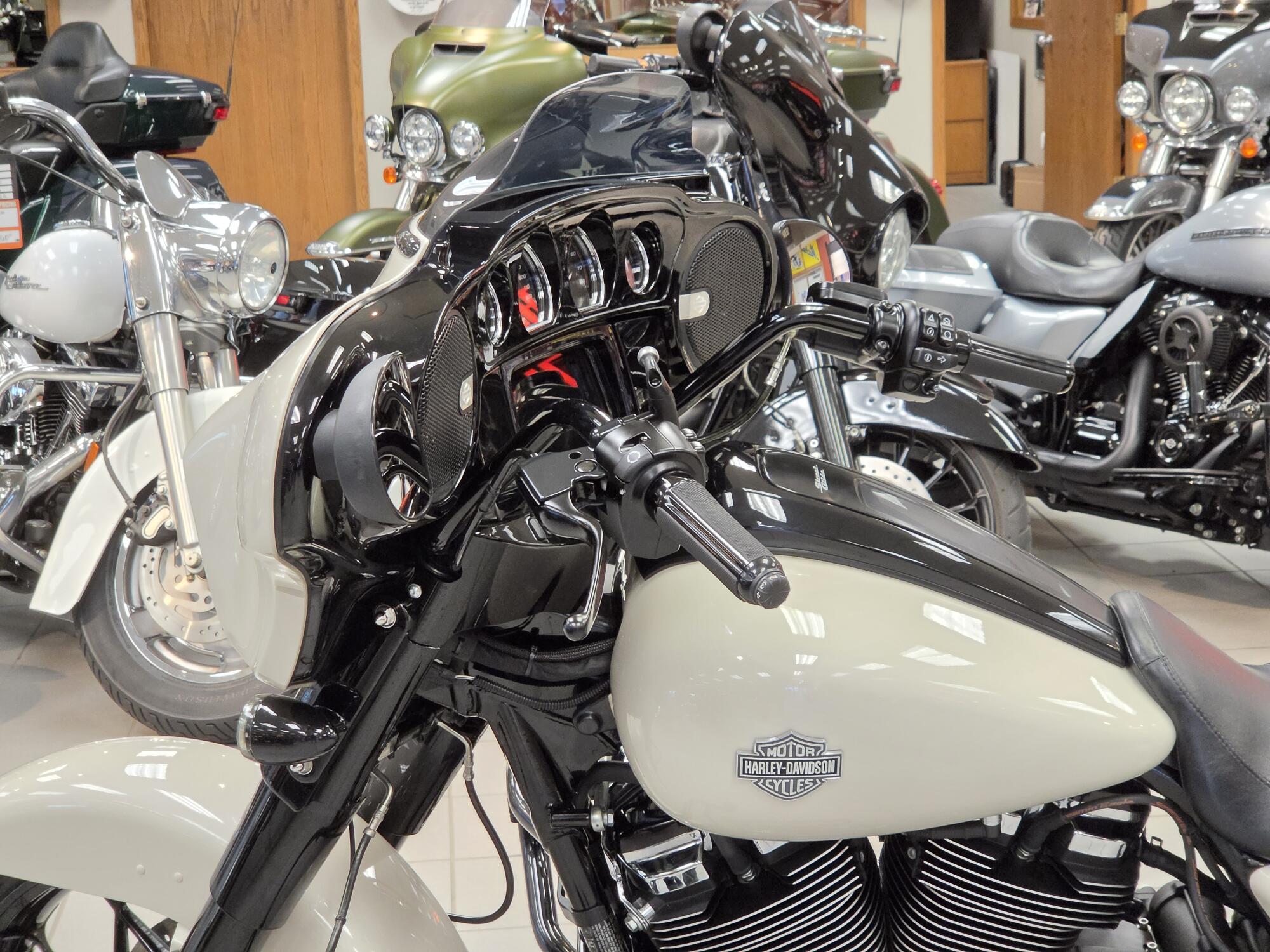 FLHXS 2022 Street Glide® Special, photo 14
