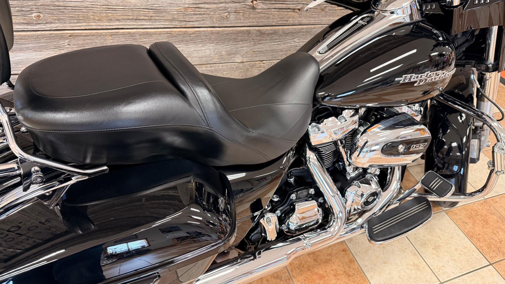 2017 Harley-Davidson® Street Glide® Special Vivid Black, photo 5