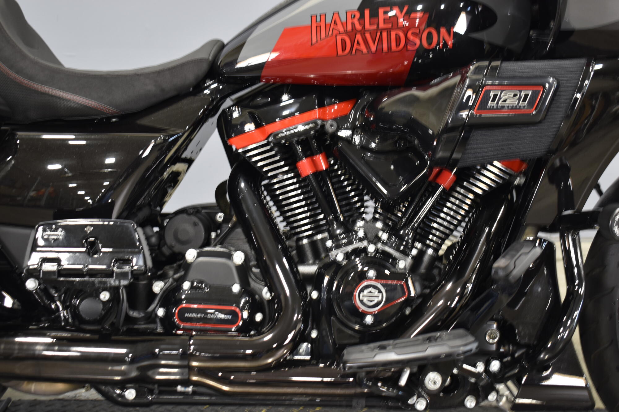 2025 Harley-Davidson® CVO™ Road Glide® ST FLTRXSTSE, photo 10