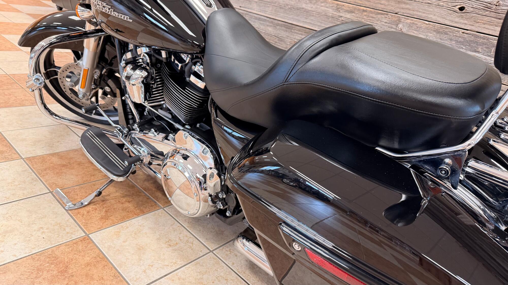 2017 Harley-Davidson® Street Glide® Special Vivid Black, photo 11
