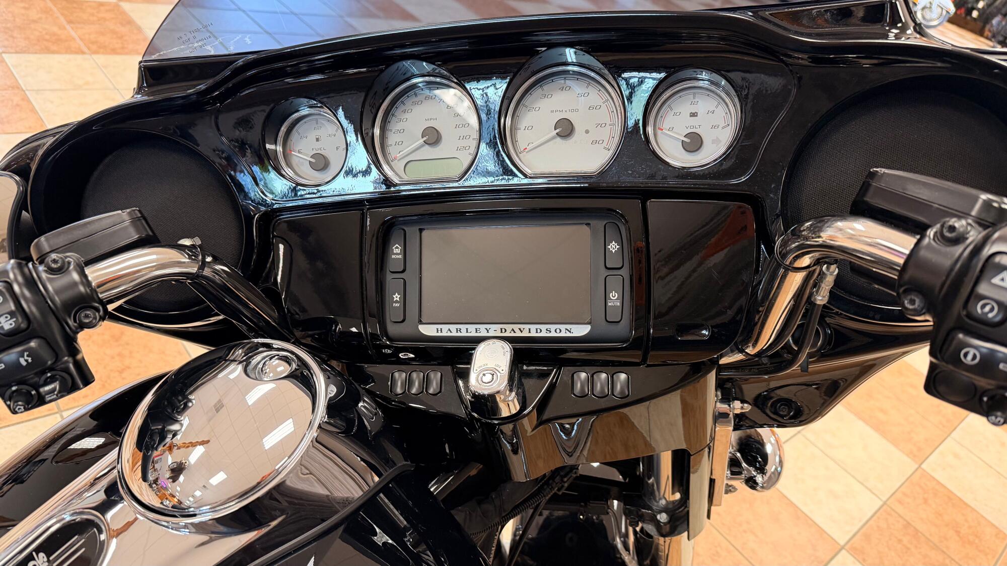 2017 Harley-Davidson® Street Glide® Special Vivid Black, photo 13